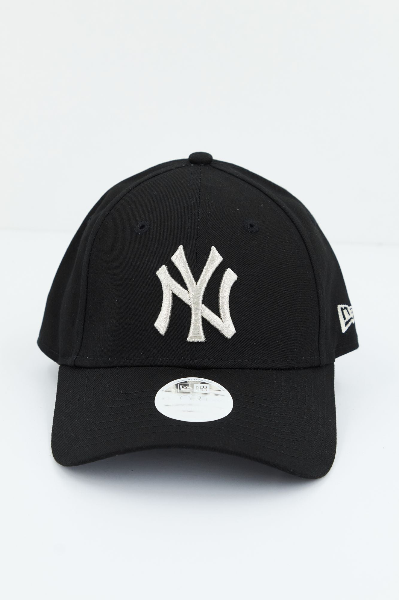 NEW ERA METALLIC LOGO 9FORT en color NEGRO (1)