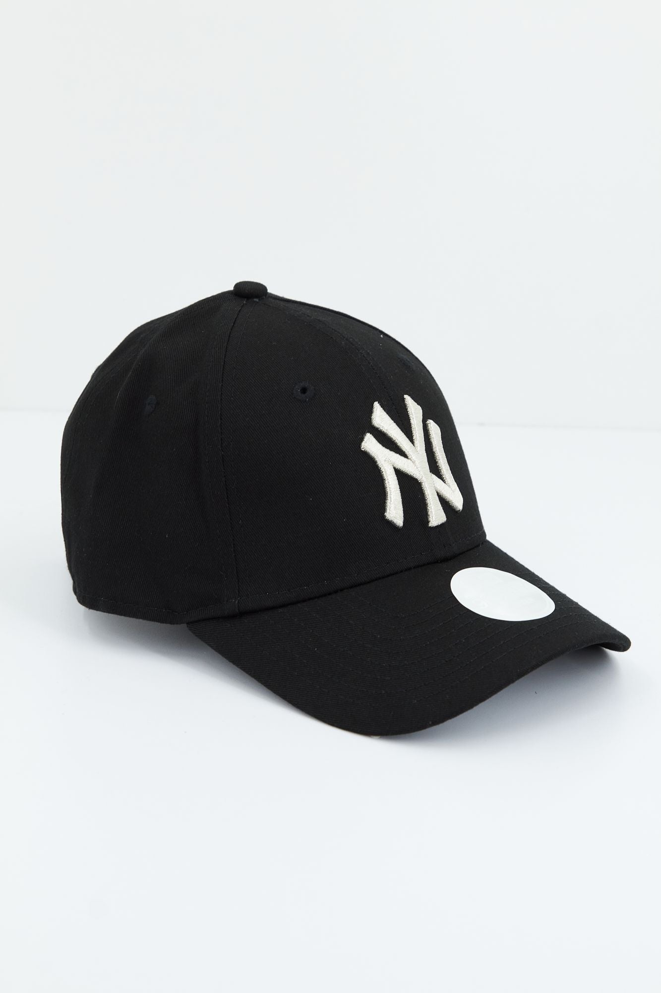 NEW ERA METALLIC LOGO 9FORT en color NEGRO (2)