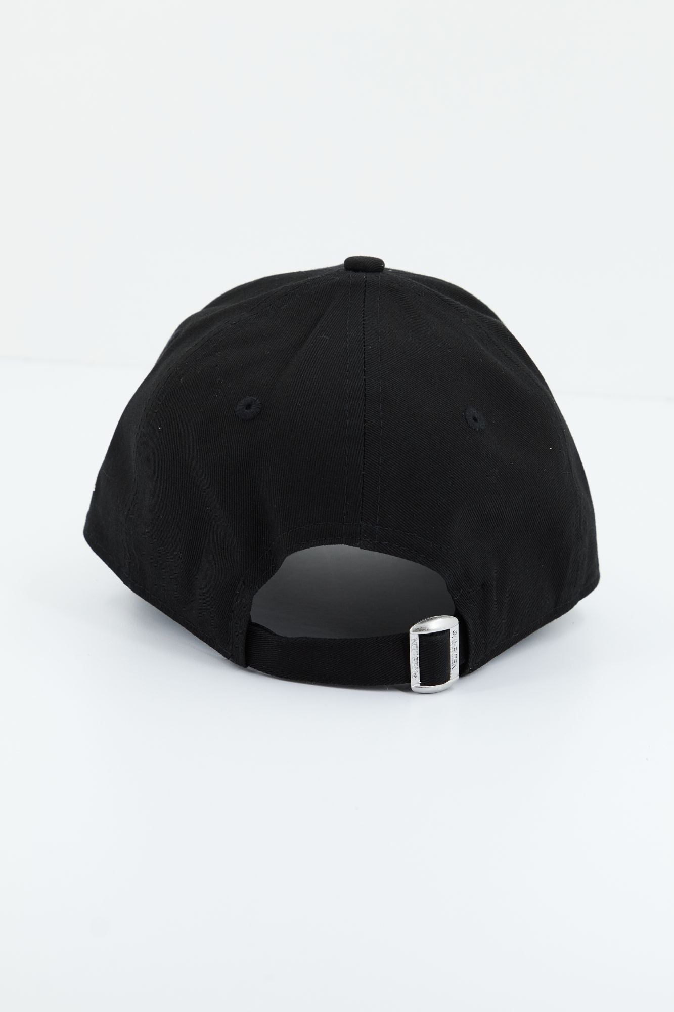 NEW ERA METALLIC LOGO 9FORT en color NEGRO (3)