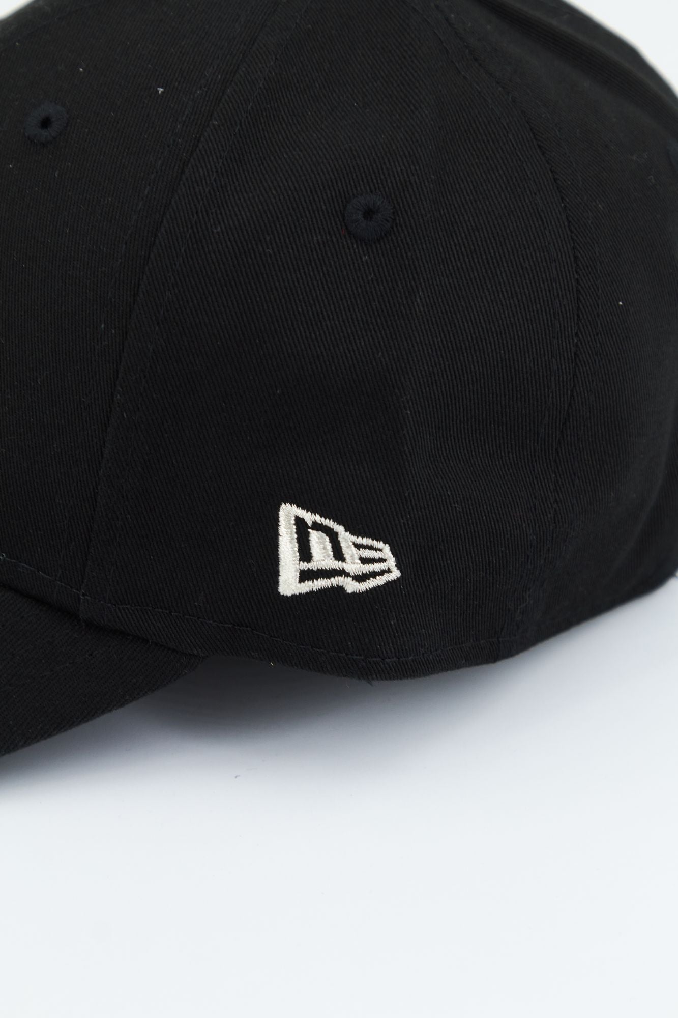NEW ERA METALLIC LOGO 9FORT en color NEGRO (4)