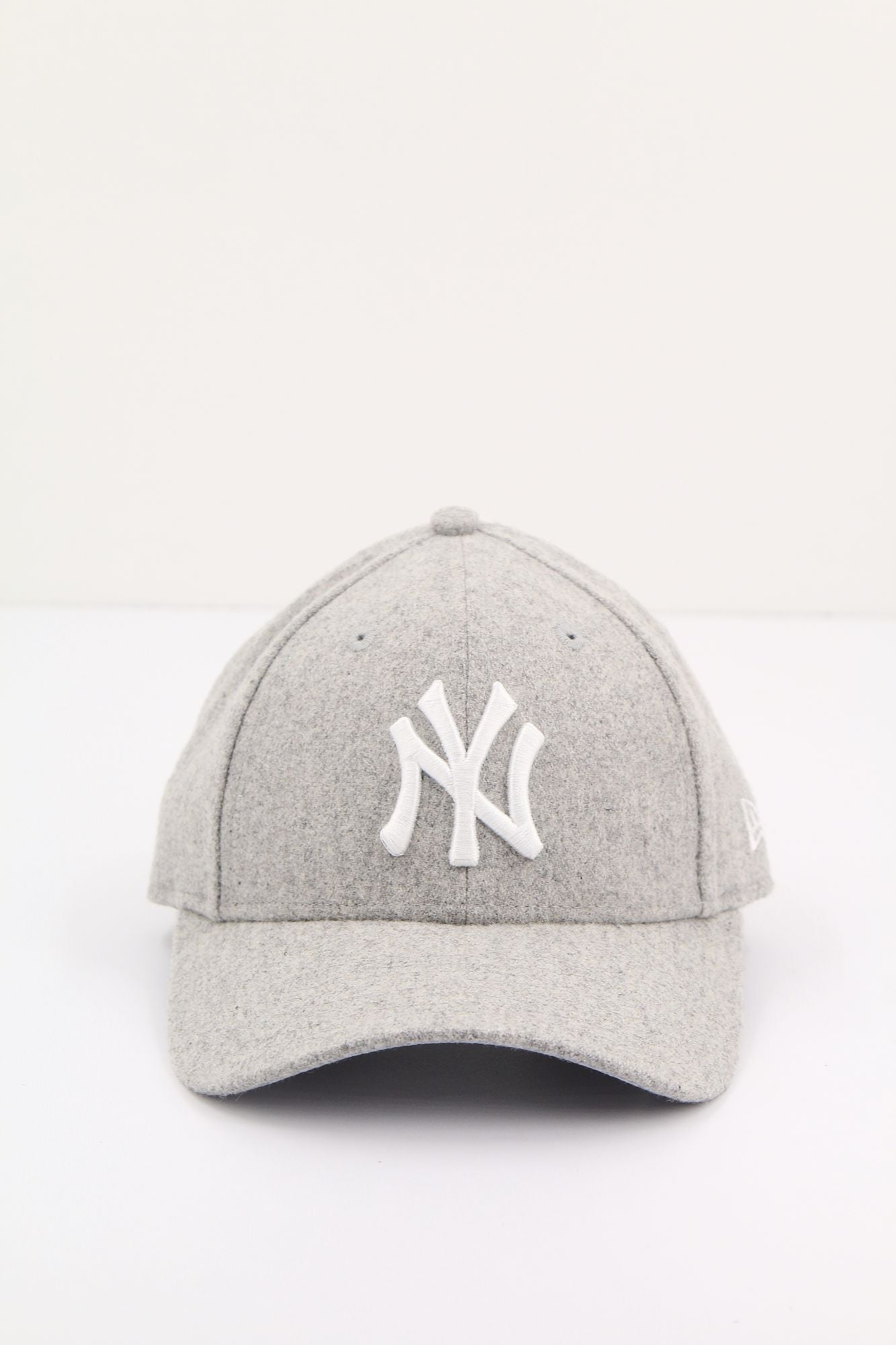 NEW ERA WMNS WOOL 9FORTY NEYYAN en color GRIS (1)