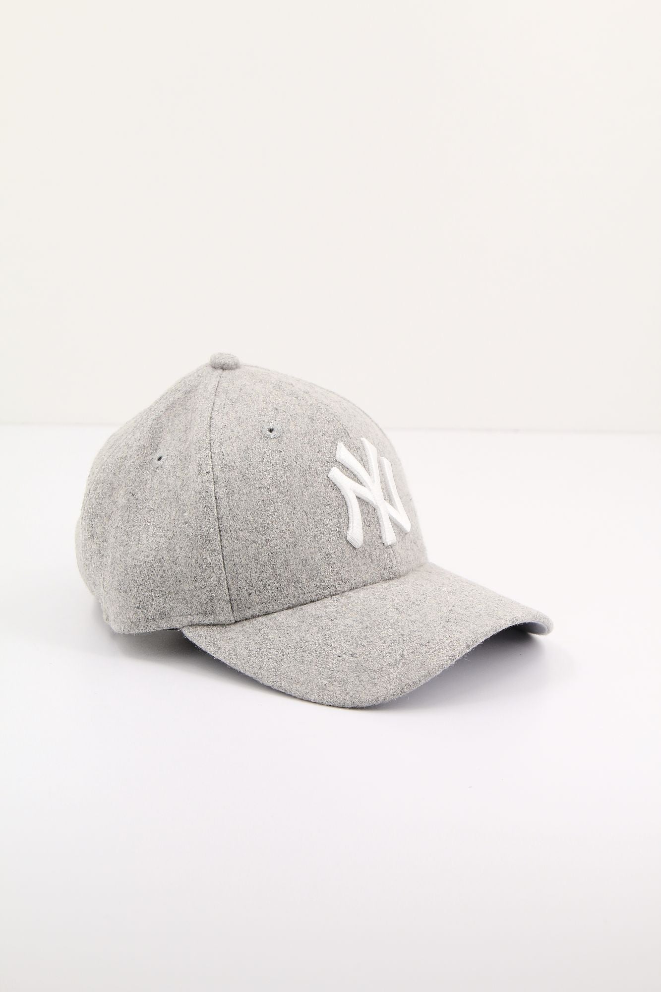 NEW ERA WMNS WOOL 9FORTY NEYYAN en color GRIS (2)