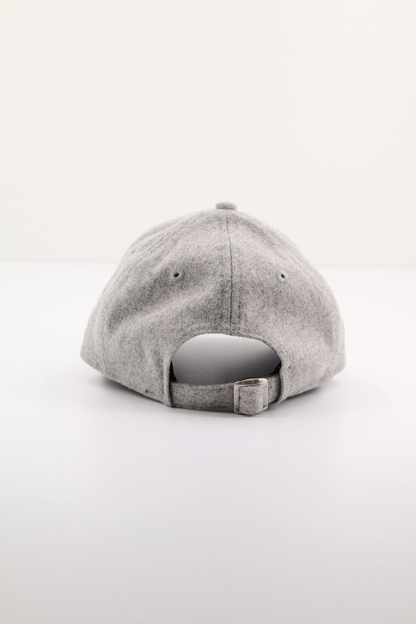NEW ERA WMNS WOOL 9FORTY NEYYAN en color GRIS (3)
