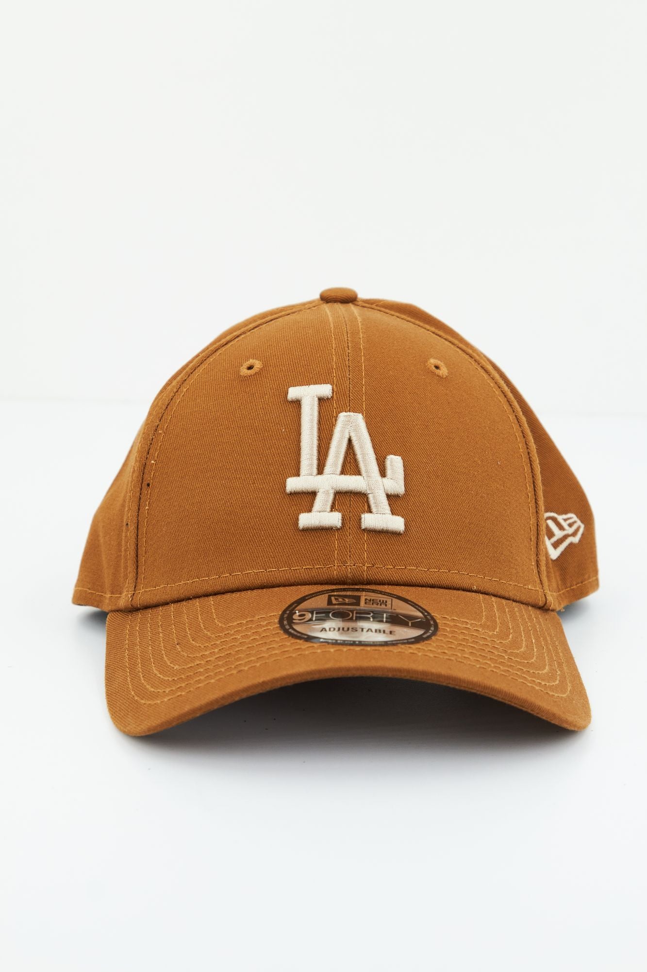 NEW ERA LEAGUE ESSENTIAL 9FORTY en color MARRON (1)