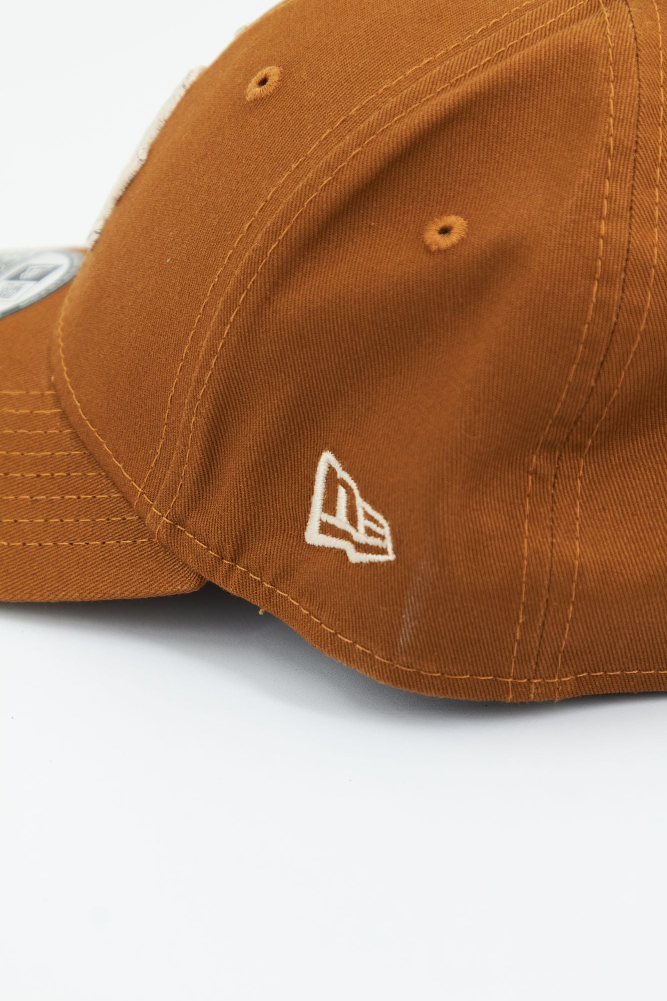 NEW ERA LEAGUE ESSENTIAL 9FORTY en color MARRON (4)