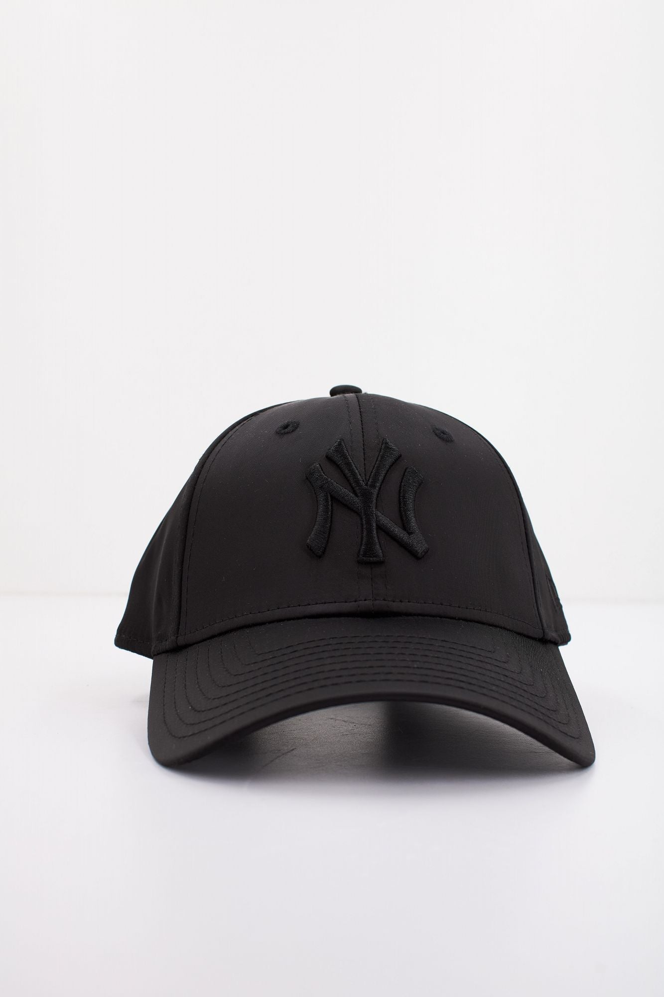 NEW ERA FEMALE SATIN 9FORTY en color NEGRO (1)