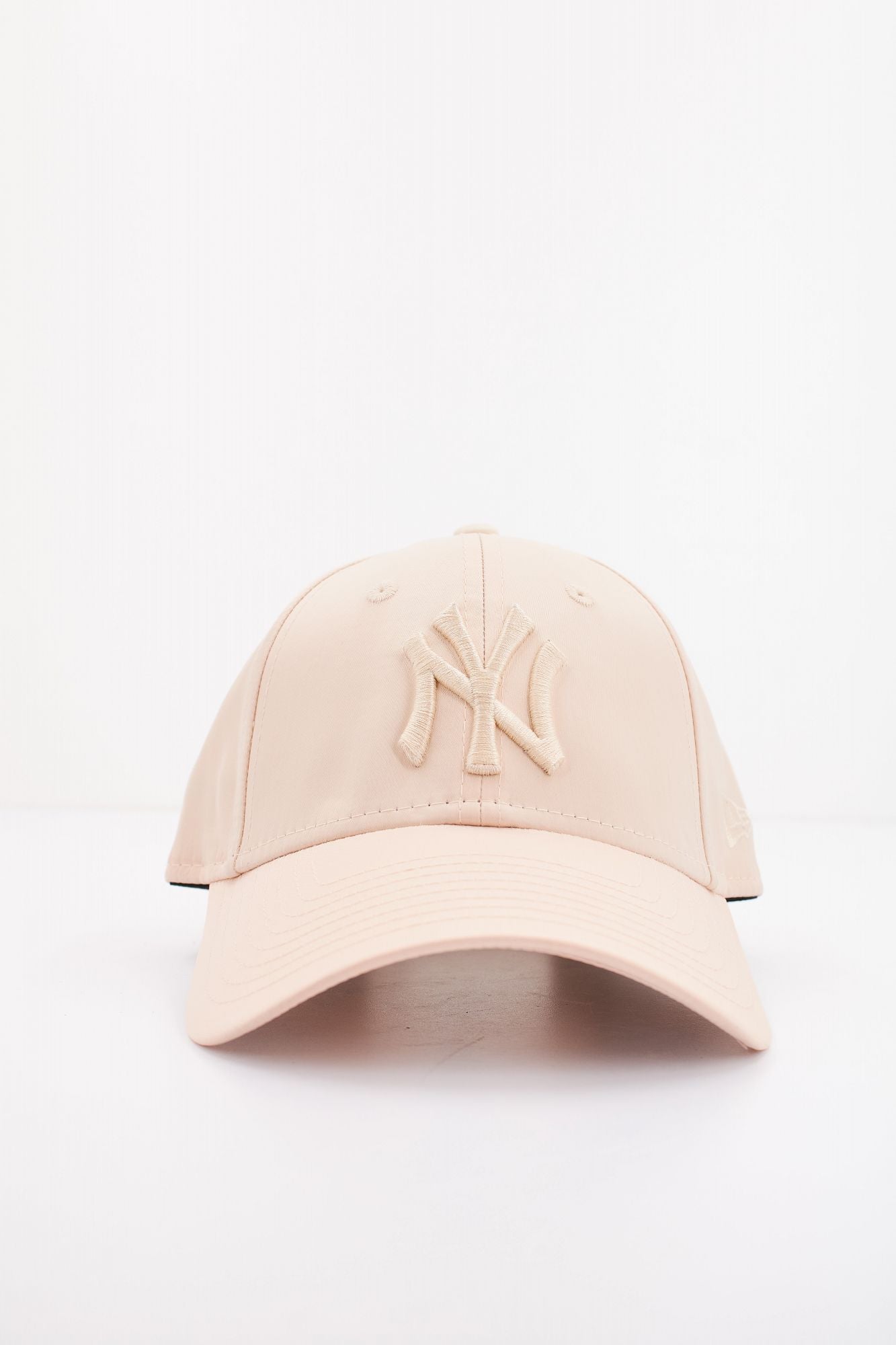 NEW ERA FEMALE SATIN 9FORTY en color BEIS (1)