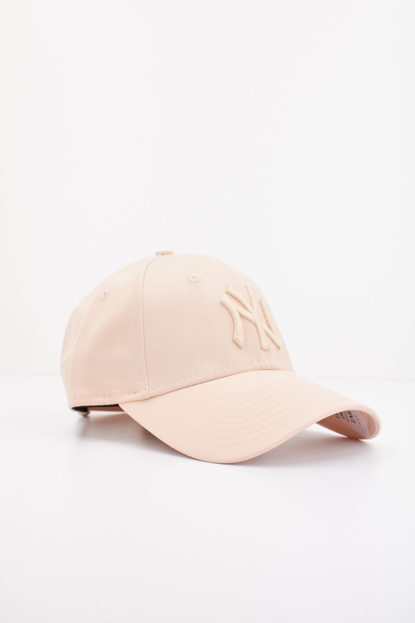 NEW ERA FEMALE SATIN 9FORTY en color BEIS (2)