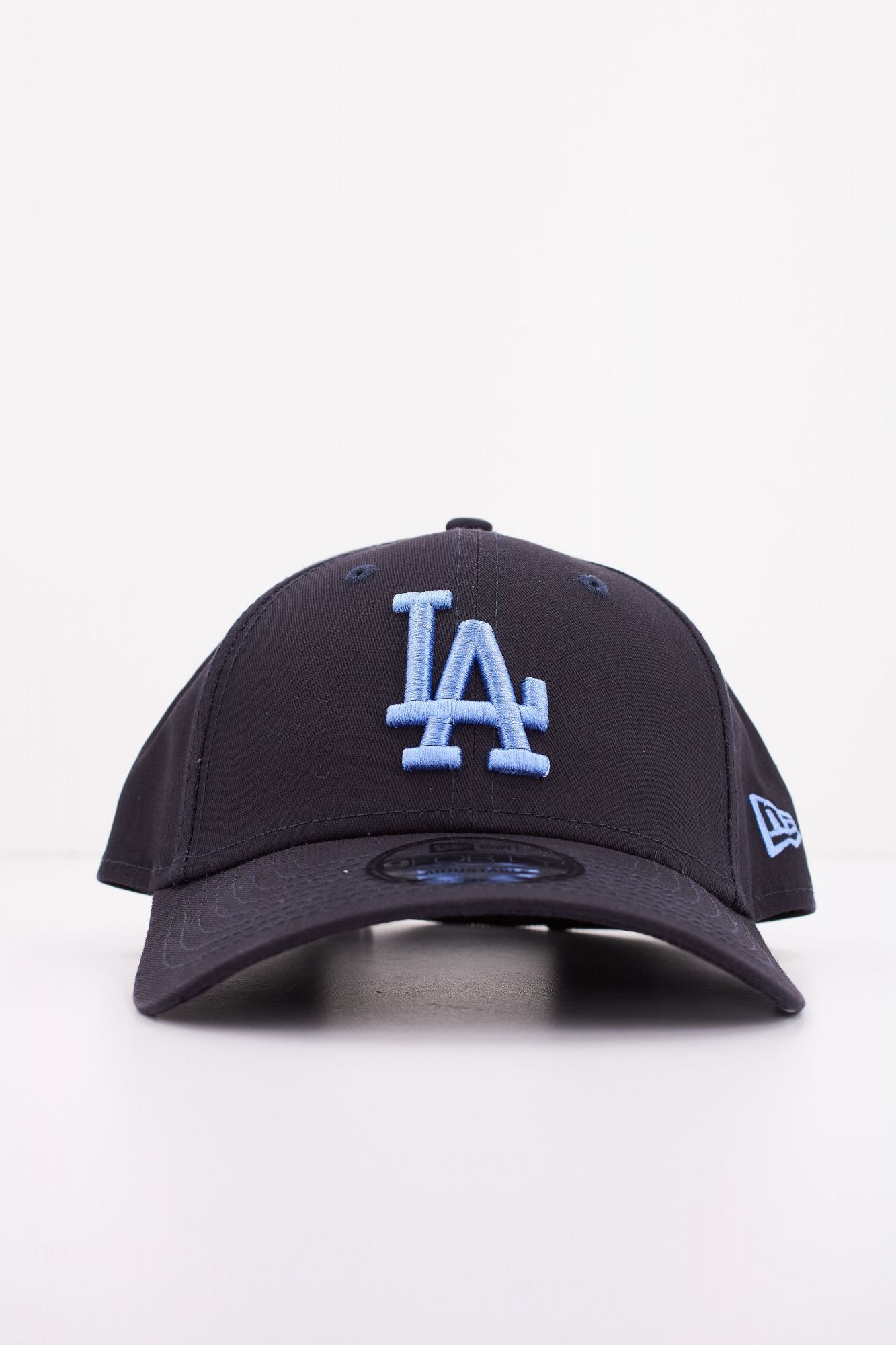 NEW ERA LEAGUE ESSENTIAL 9FORTY en color AZUL (1)