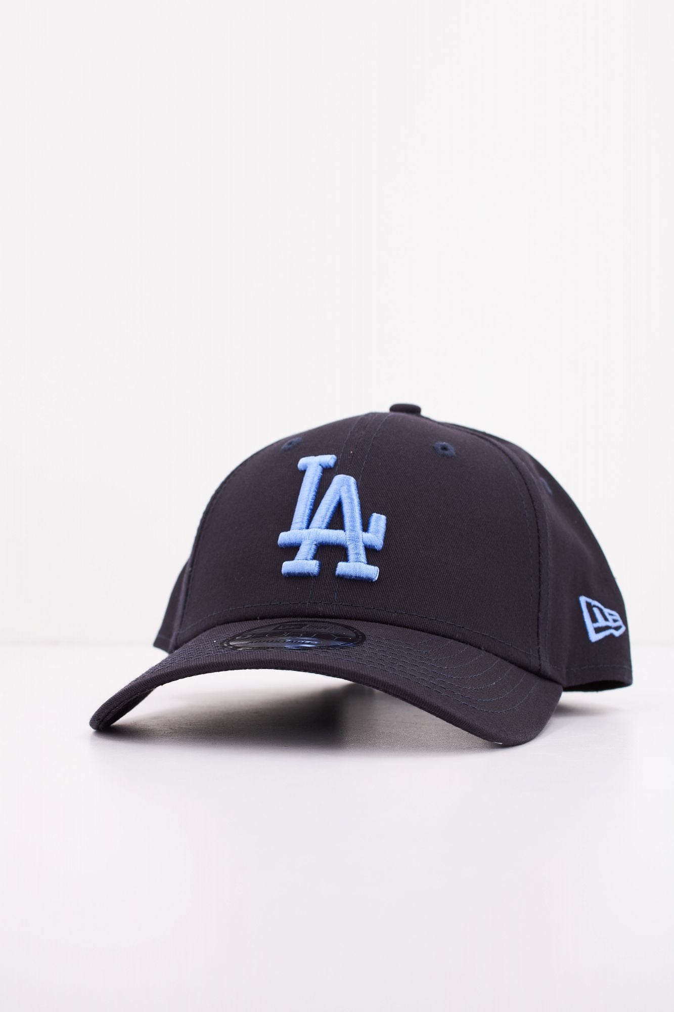 NEW ERA LEAGUE ESSENTIAL 9FORTY en color AZUL (2)