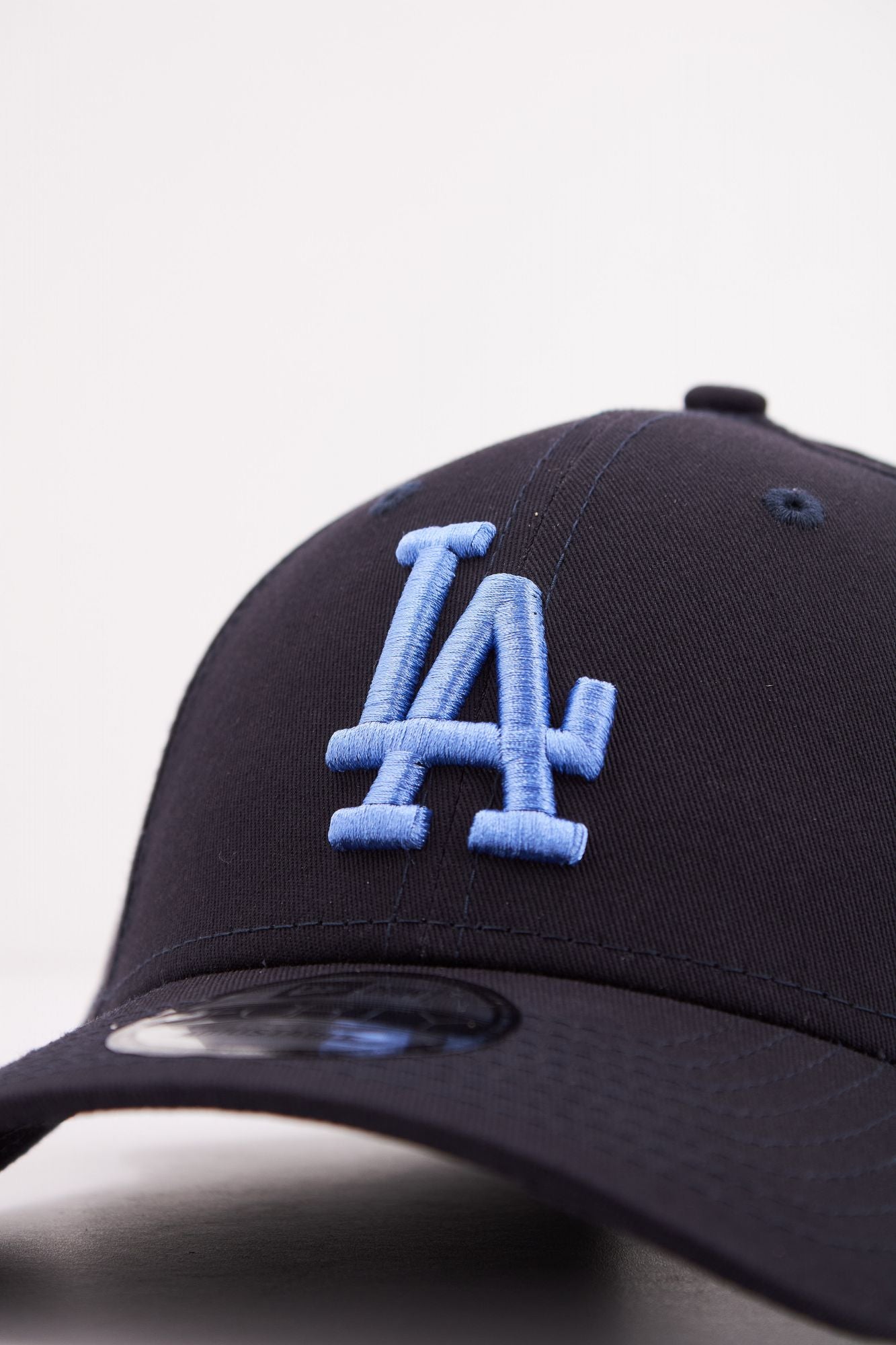NEW ERA LEAGUE ESSENTIAL 9FORTY en color AZUL (4)