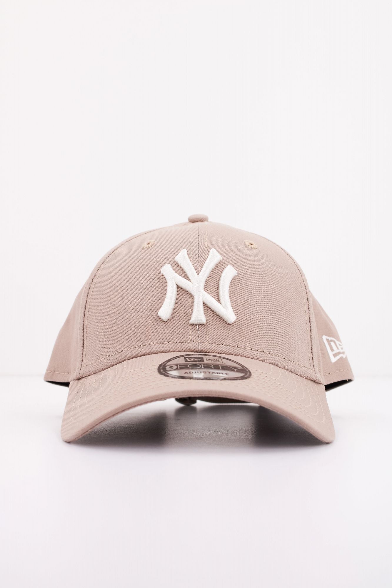 NEW ERA LEAGUE ESSENTIAL 9FORTY en color MARRON (1)