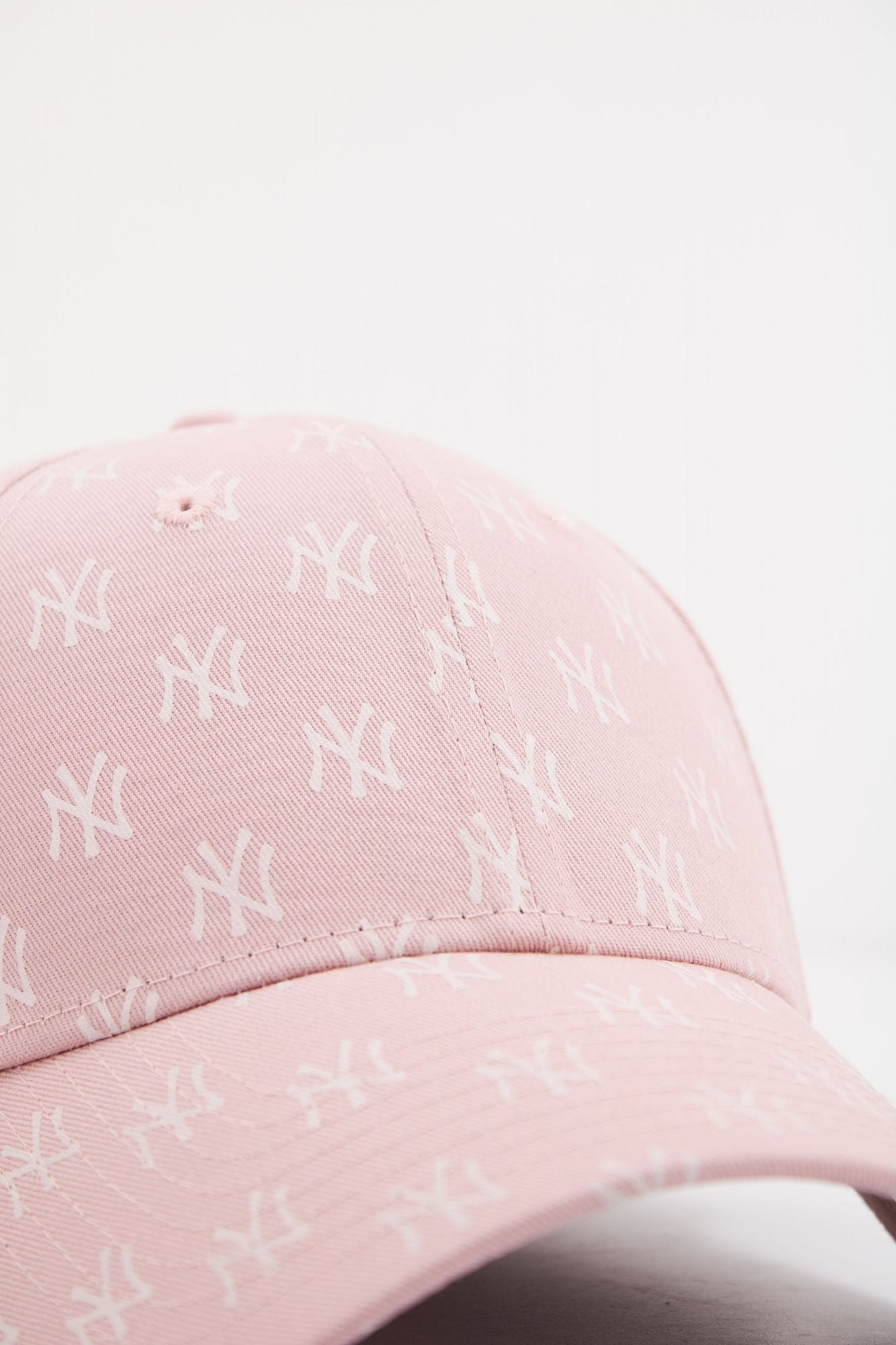 NEW ERA FEMALE MONOGRAM 9FORTY en color ROSA (4)