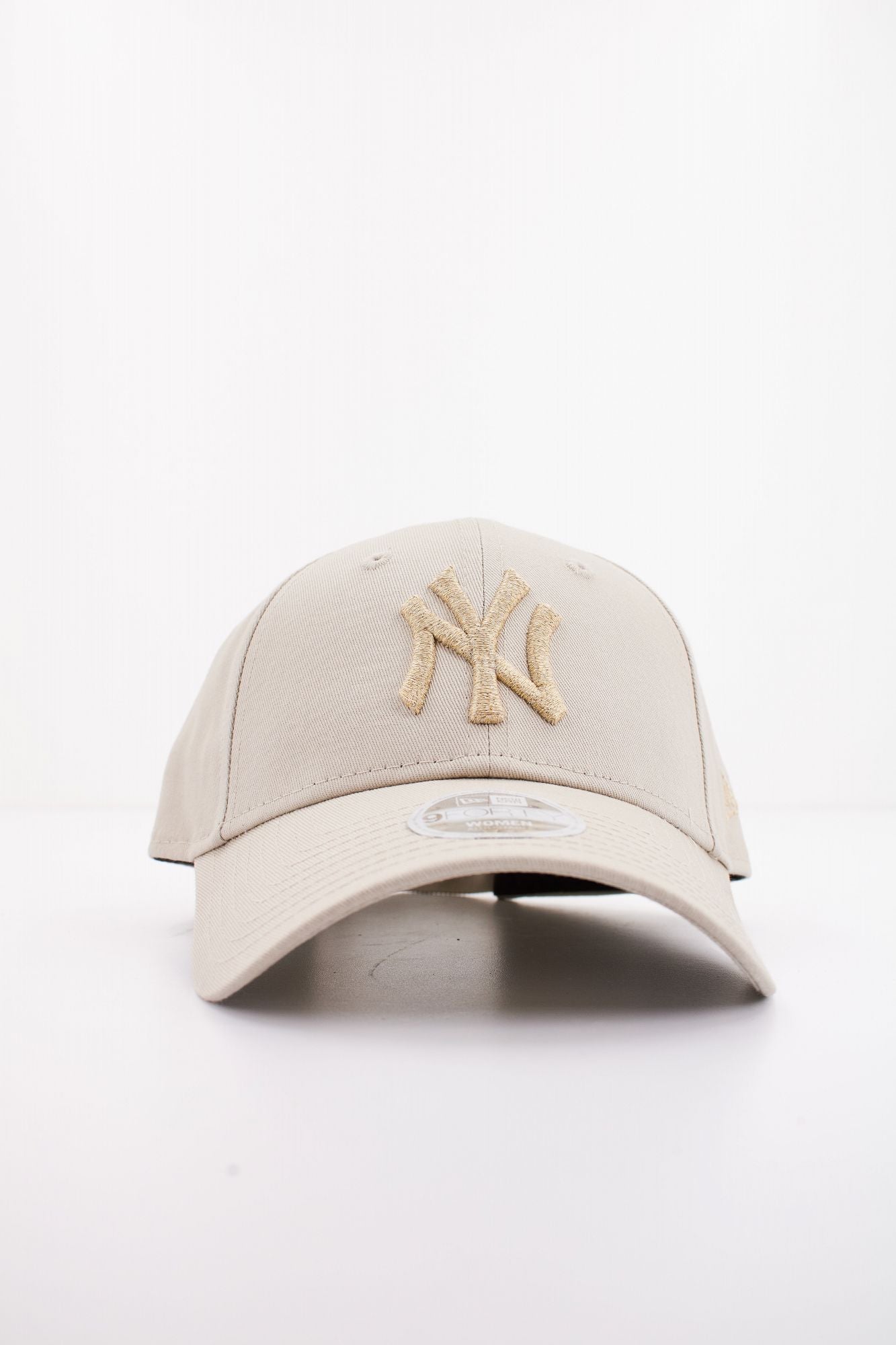 NEW ERA FEMALE METALLIC LOGO 9FO en color BEIS (1)