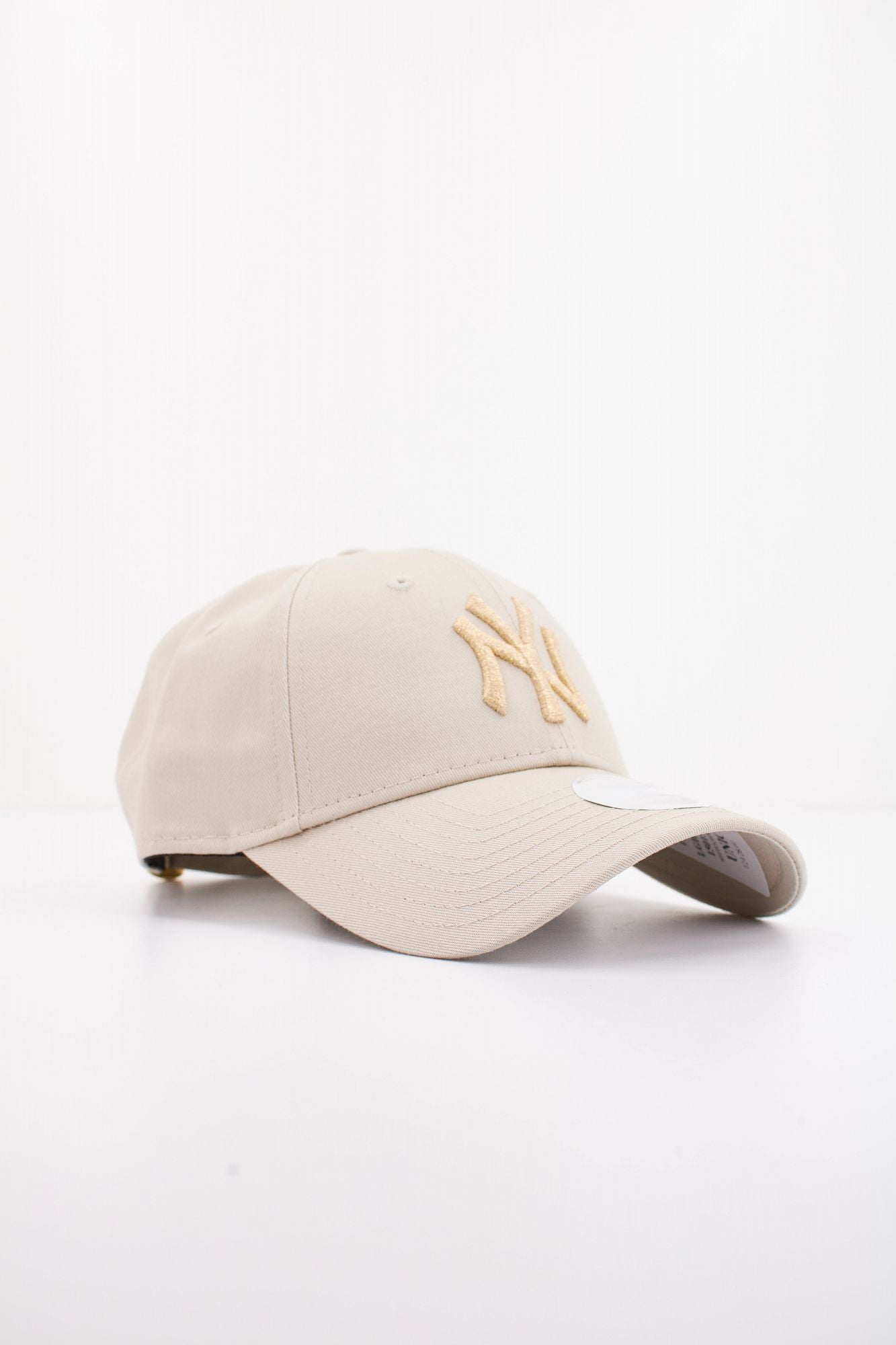 NEW ERA FEMALE METALLIC LOGO 9FO en color BEIS (2)