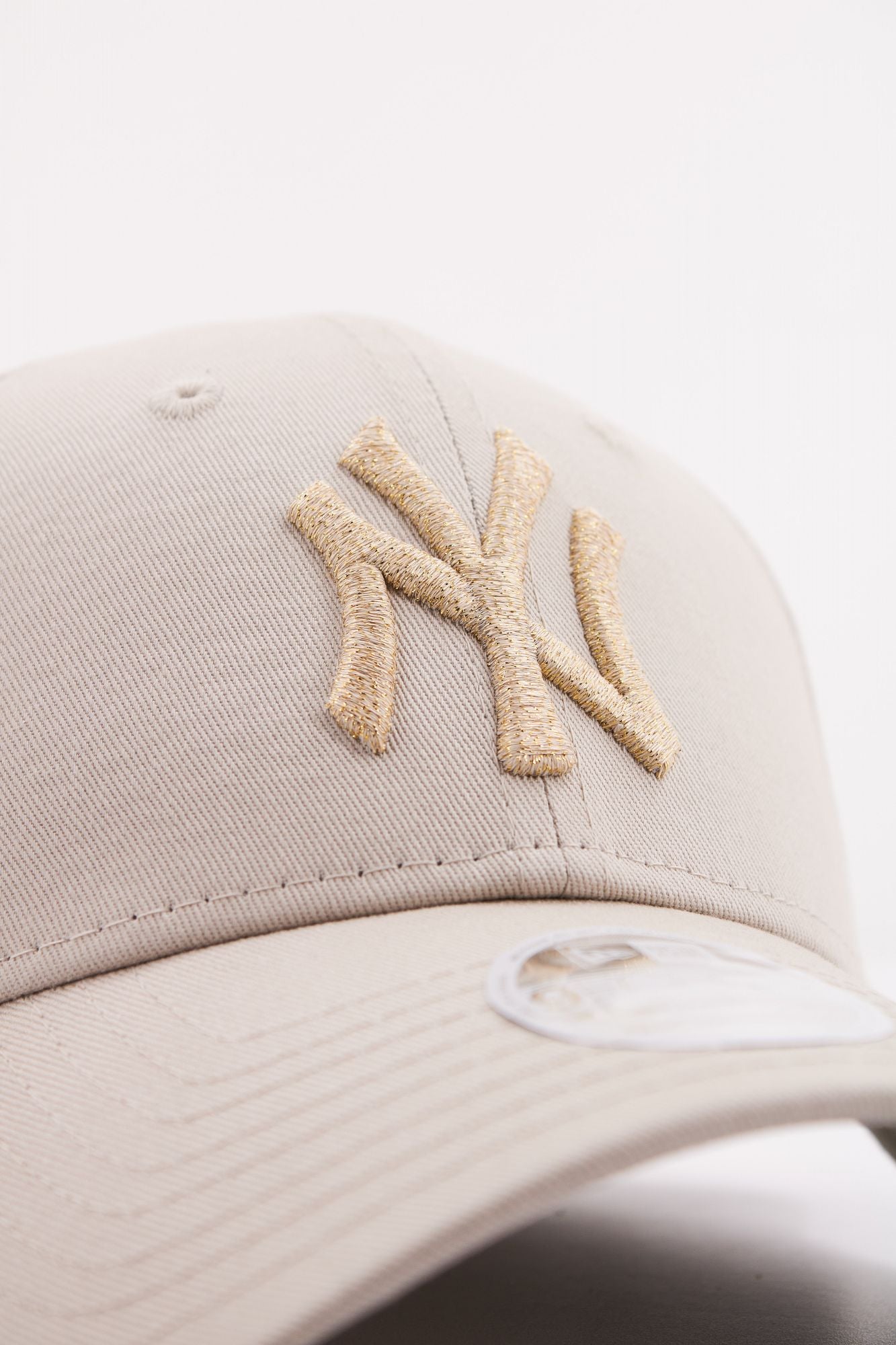 NEW ERA FEMALE METALLIC LOGO 9FO en color BEIS (4)