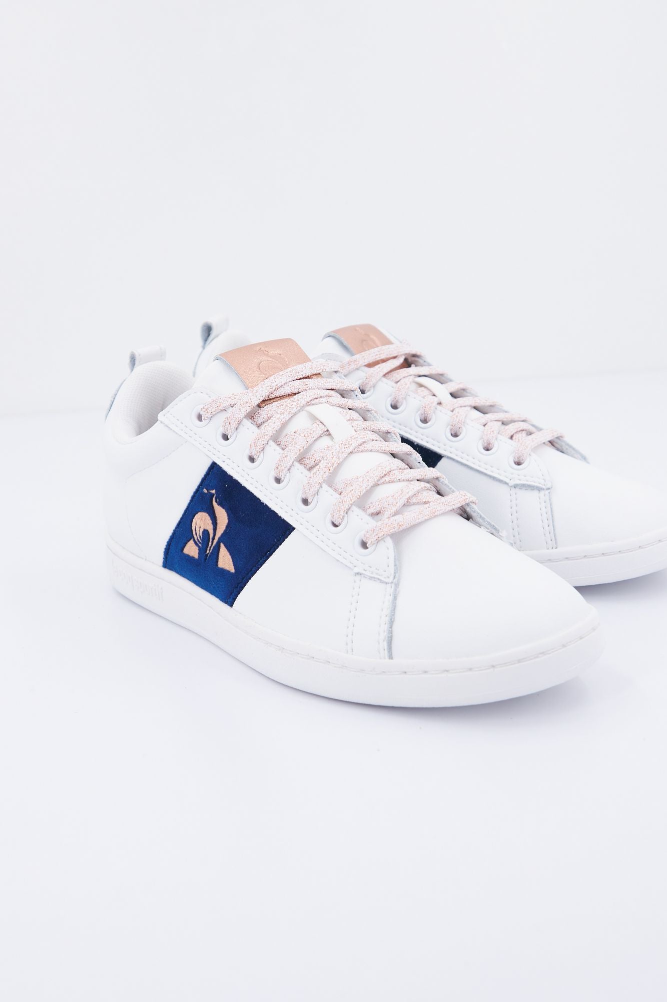 LE COQ SPORTIF COURTCLASSIC W VELVET en color BLANCO (1)