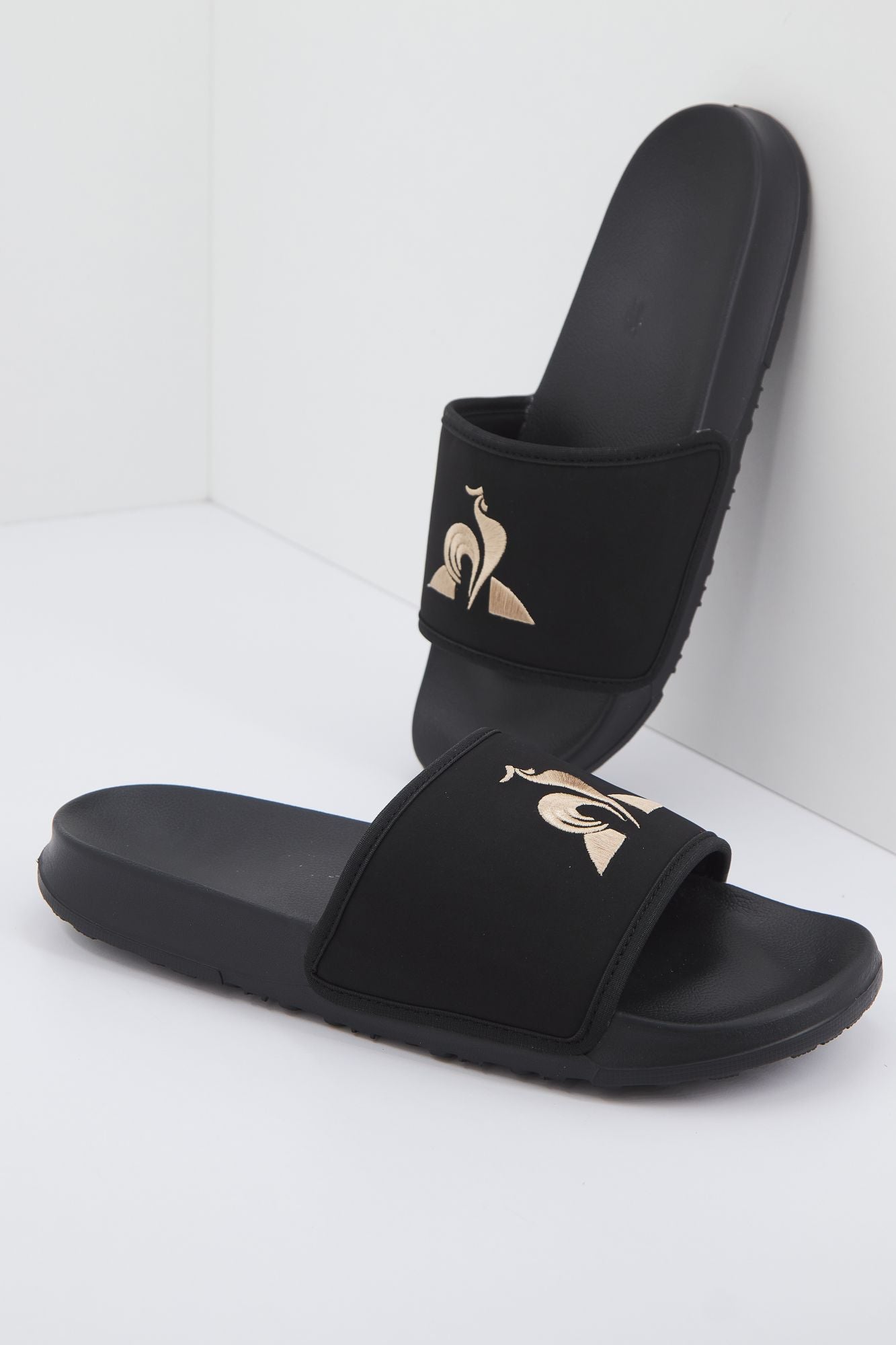 LE COQ SPORTIF SLIDE BINDING METALLIC en color NEGRO (1)