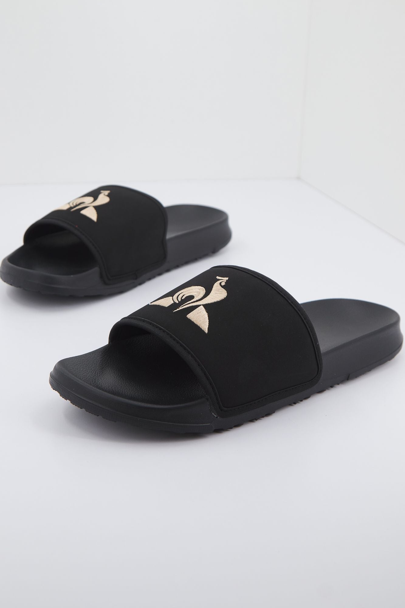 LE COQ SPORTIF SLIDE BINDING METALLIC en color NEGRO (2)