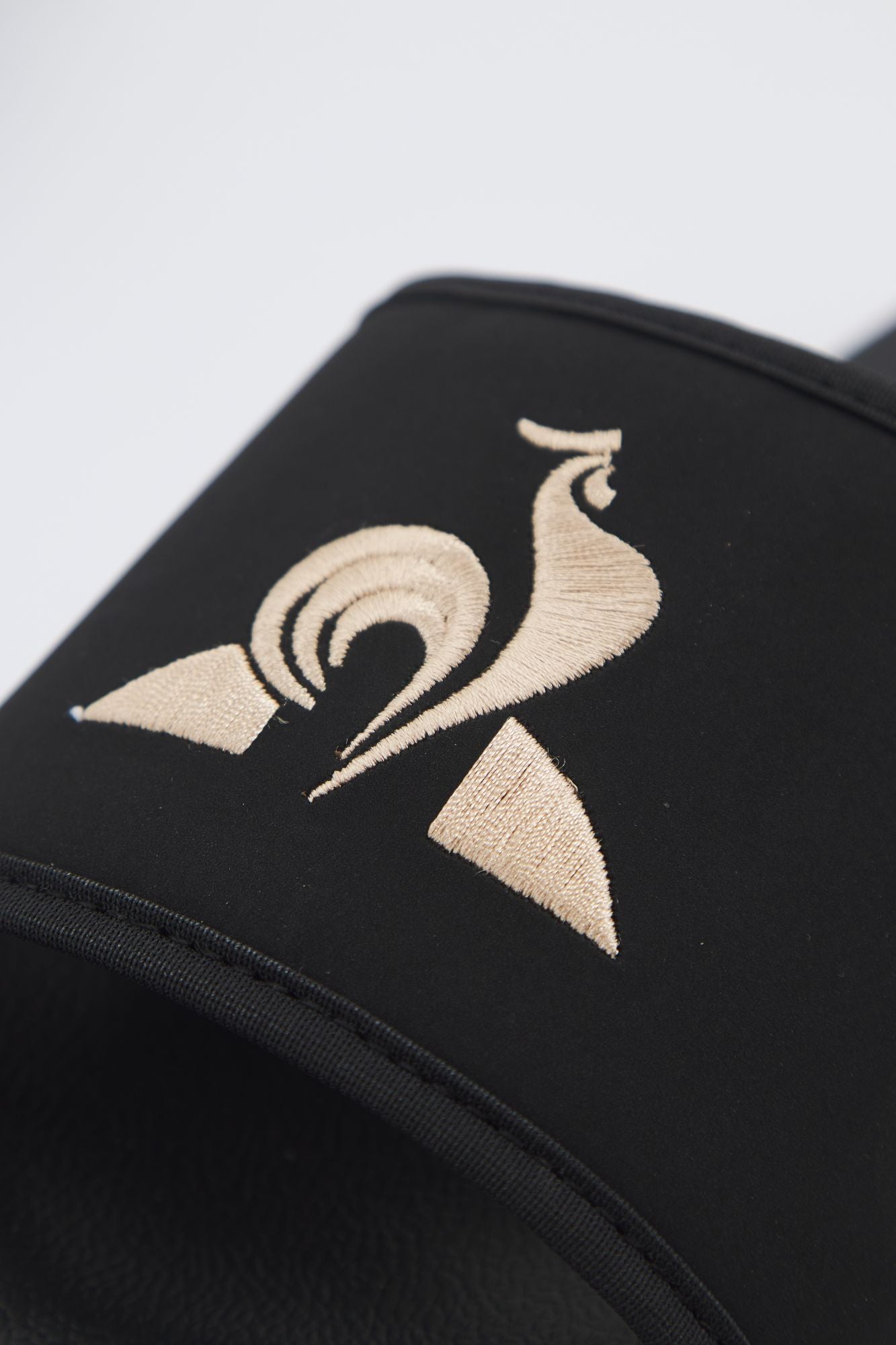 LE COQ SPORTIF SLIDE BINDING METALLIC en color NEGRO (4)