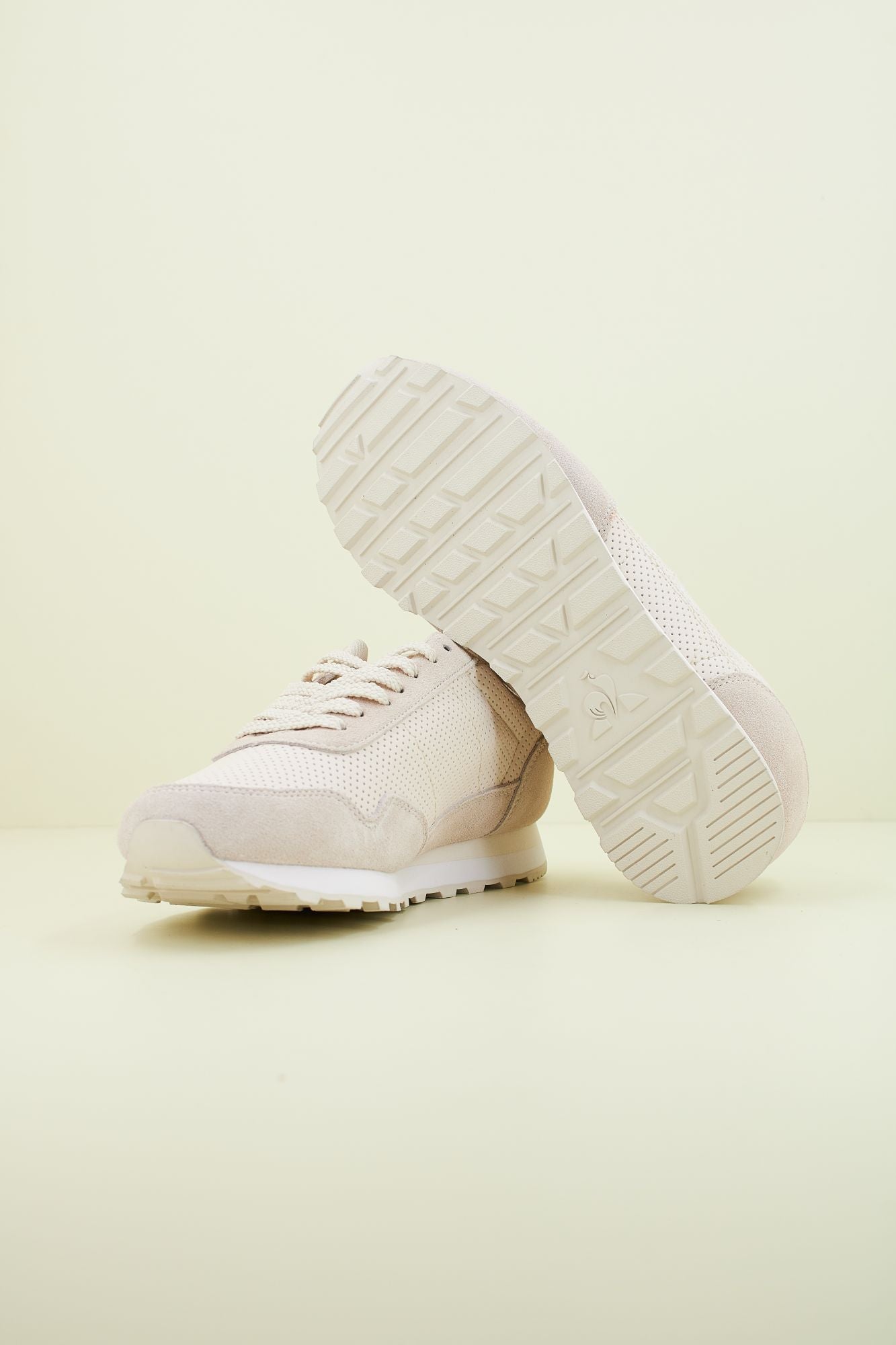 LE COQ SPORTIF ASTRA W PREMIUM en color BEIS (4)