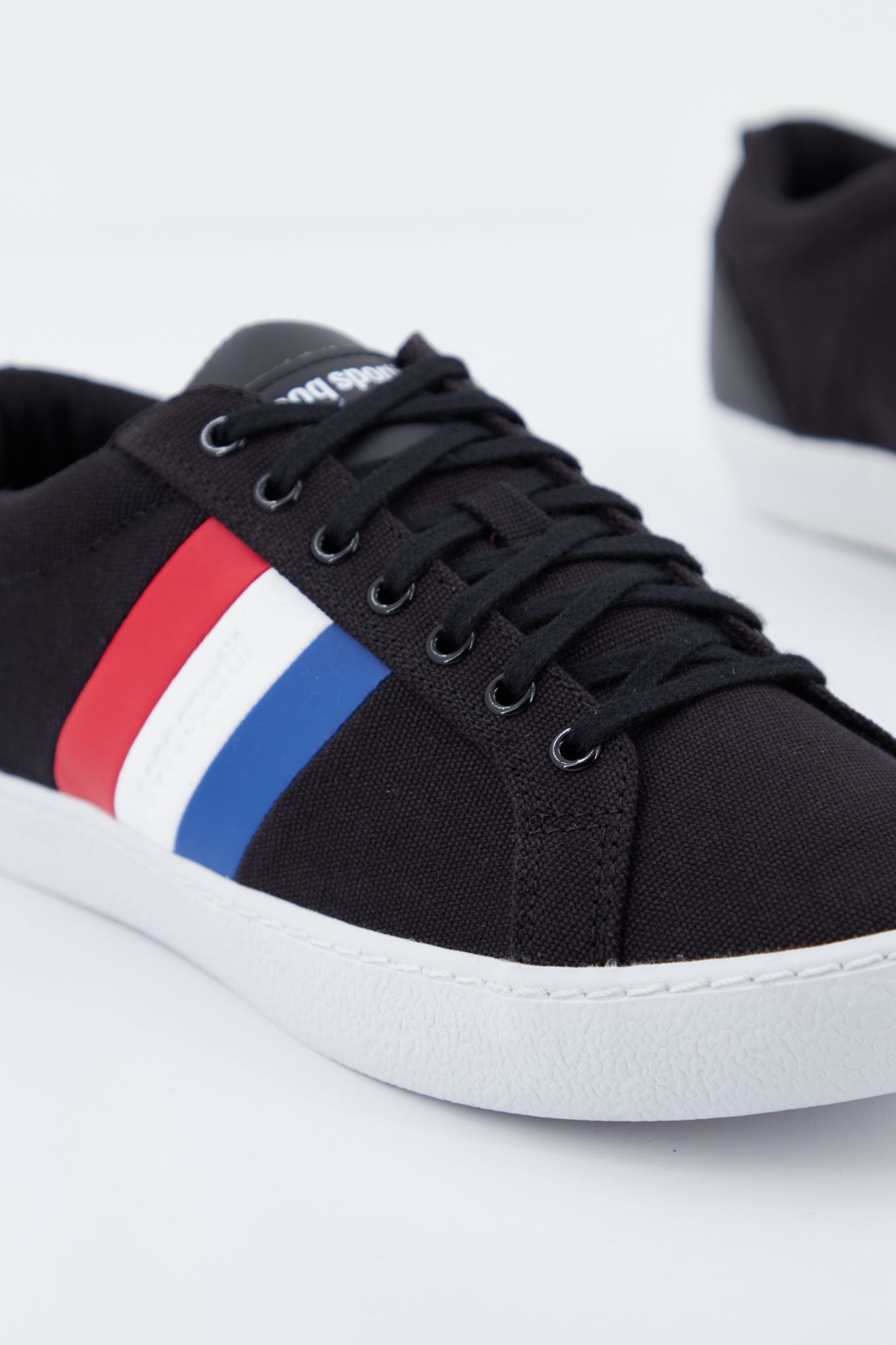LE COQ SPORTIF VERDON CLASSIC FLAG en color NEGRO (2)