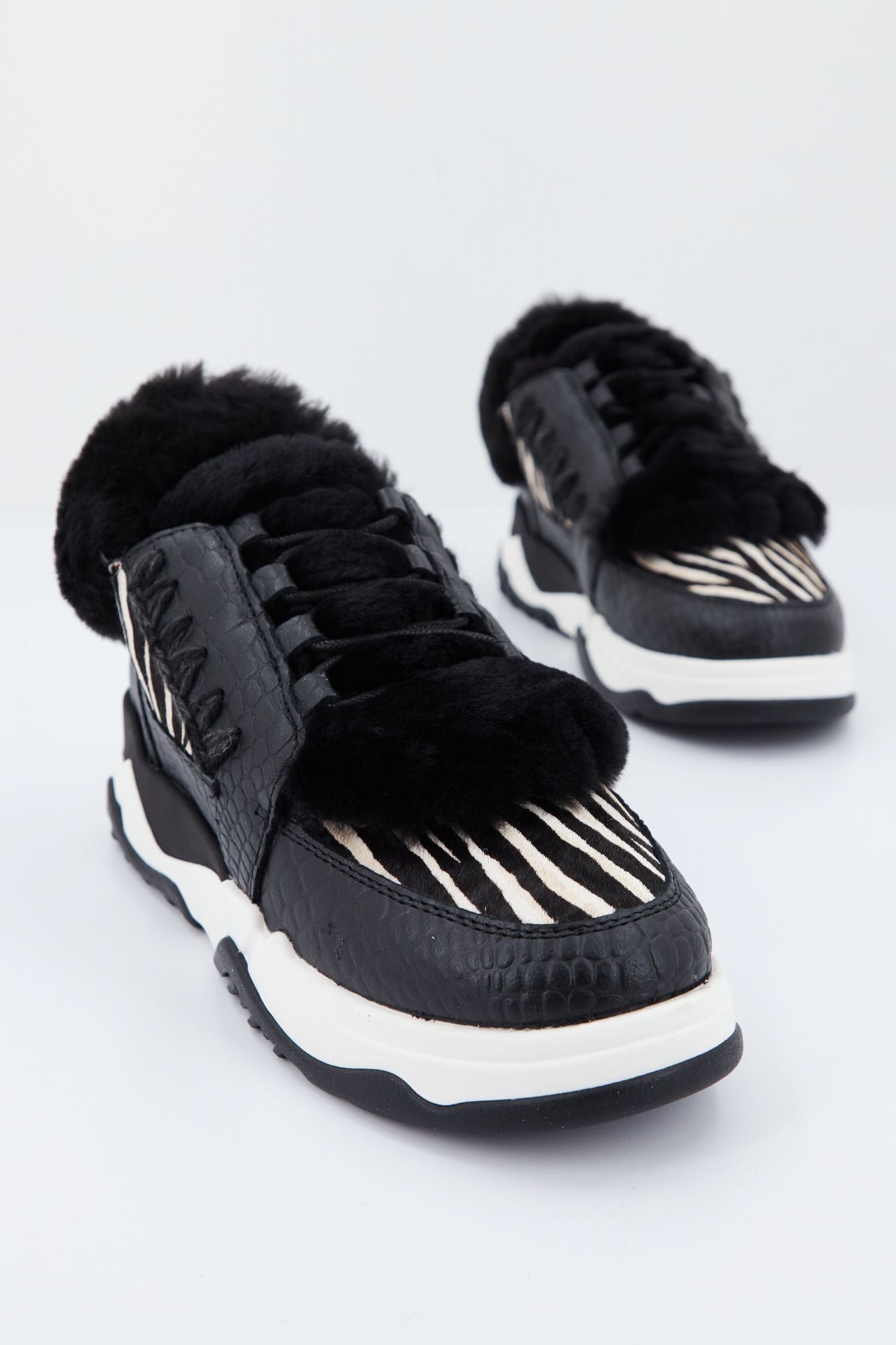 MOU ESKIMO LACE UP TRAINER en color NEGRO (2)