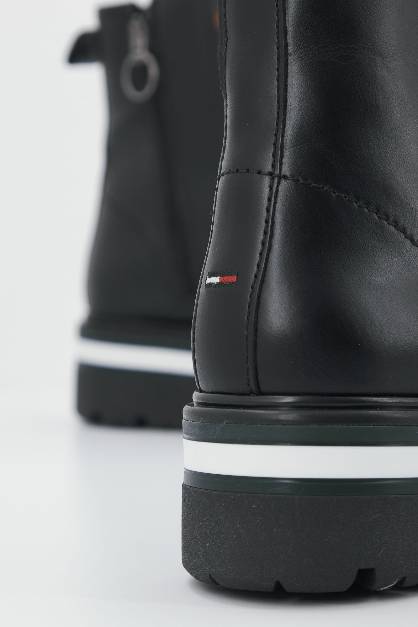 TOMMY JEANS EN0EN01580 en color NEGRO (4)