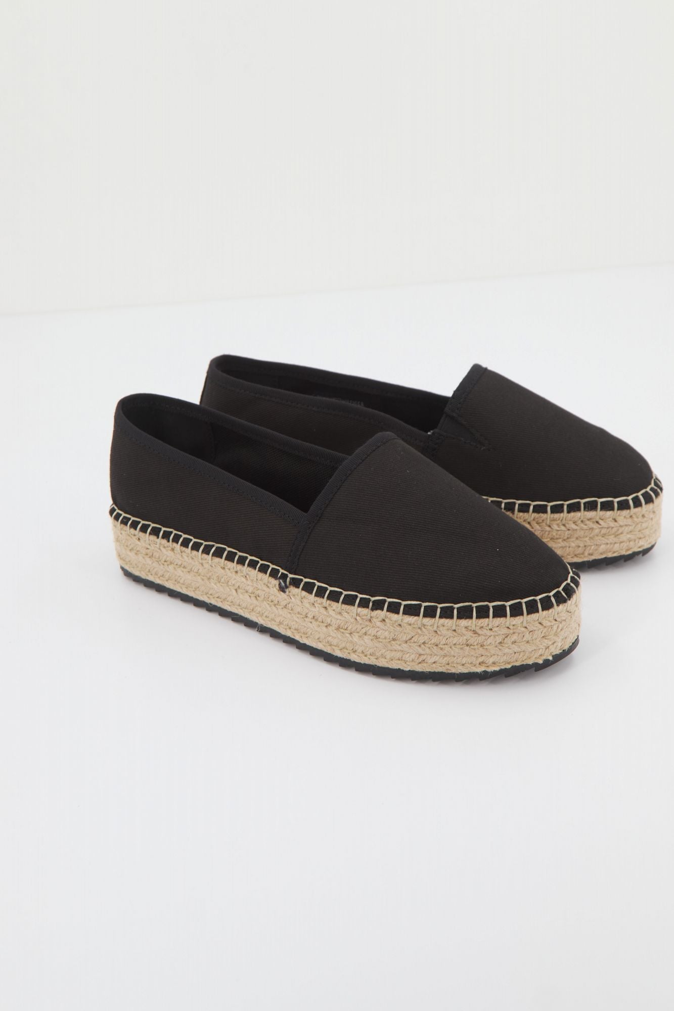 TOMMY JEANS FLATFORM ESP en color NEGRO (1)