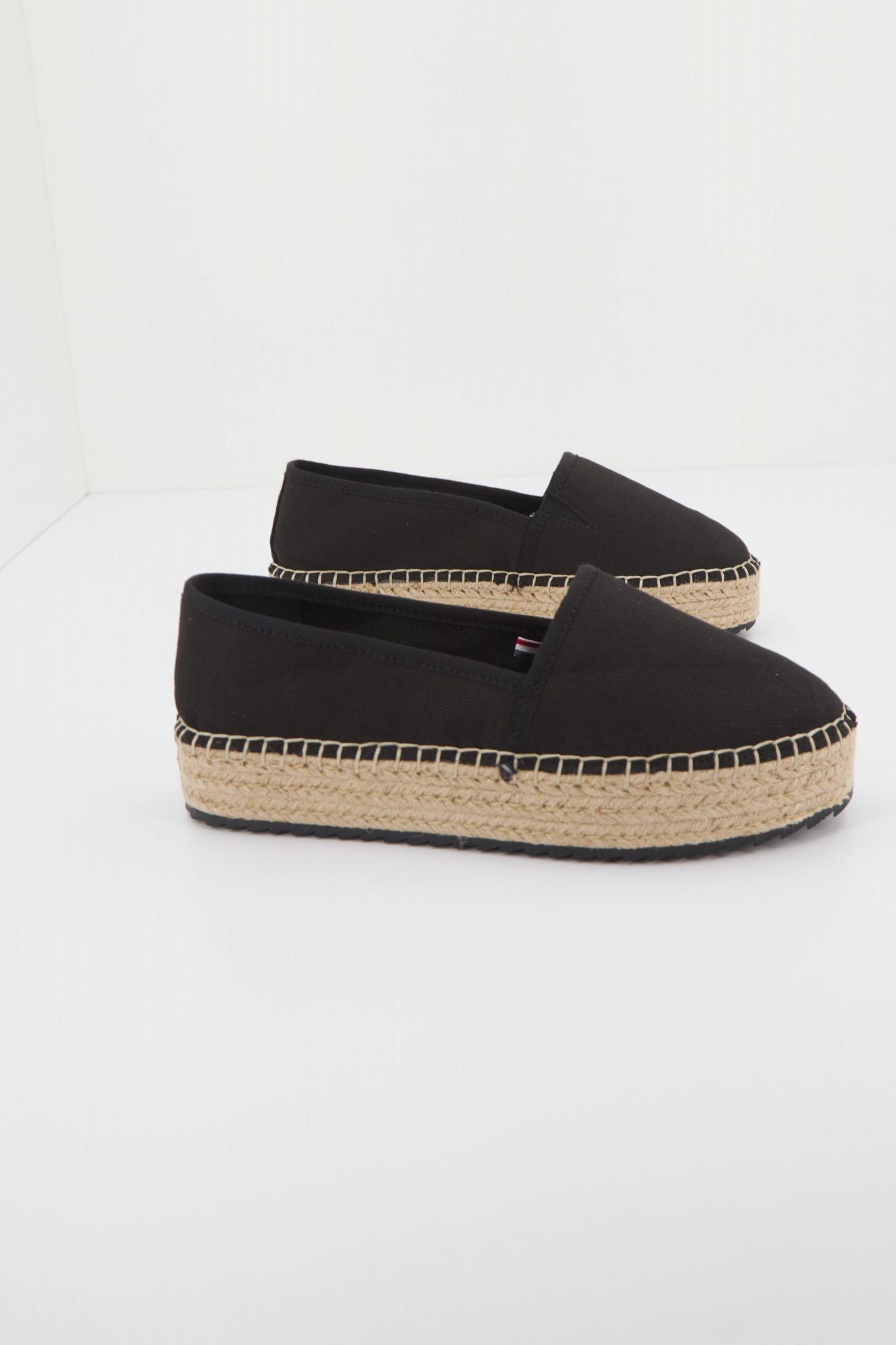 TOMMY JEANS FLATFORM ESP en color NEGRO (2)