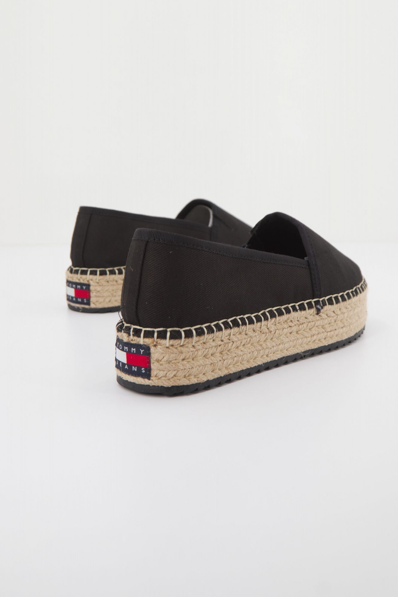 TOMMY JEANS FLATFORM ESP en color NEGRO (3)