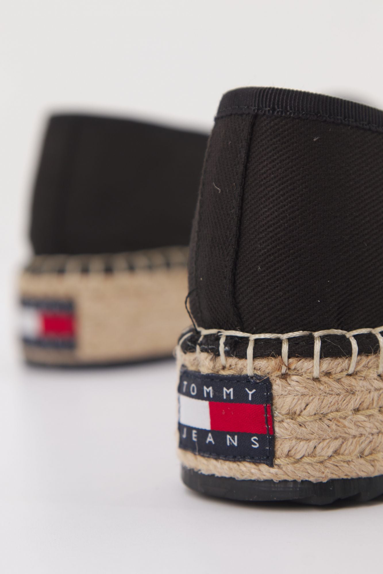 TOMMY JEANS FLATFORM ESP en color NEGRO (4)
