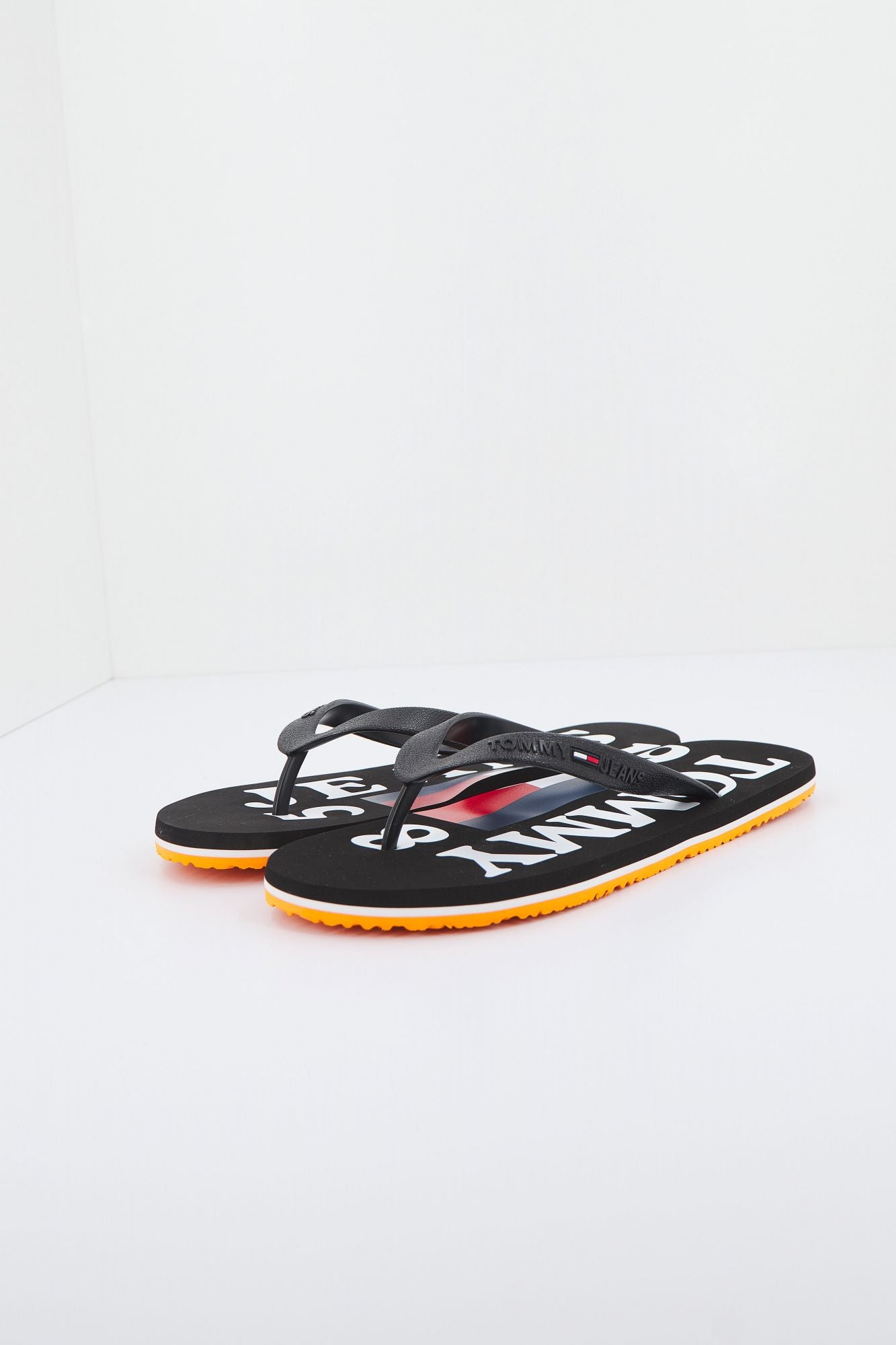 TOMMY JEANS RUBBER THONG BEACH en color NEGRO (2)