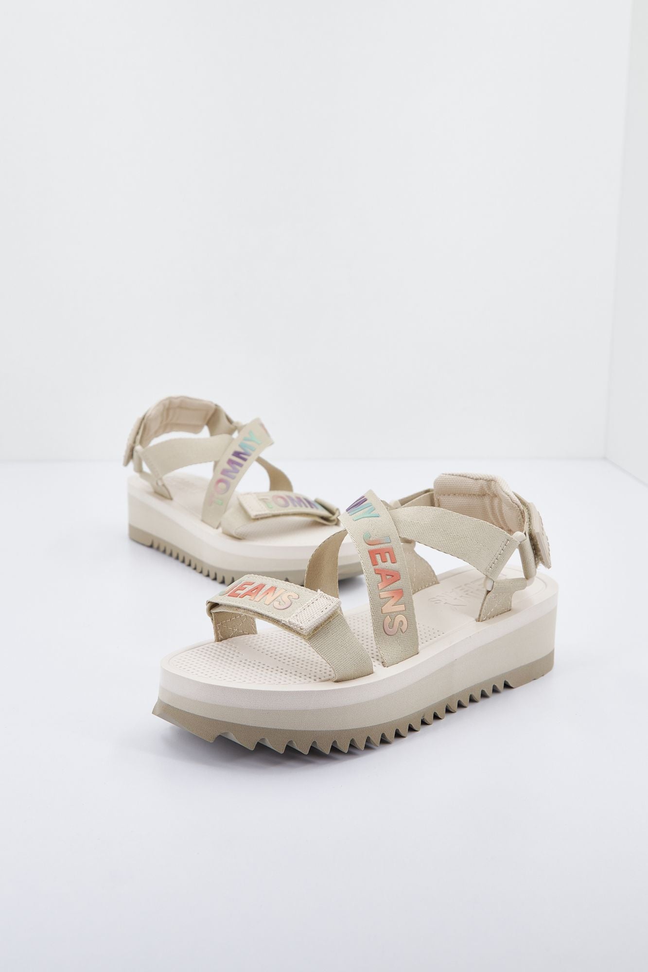 TOMMY JEANS FLATFORM EVA TIE DYE WEB en color BEIS (1)
