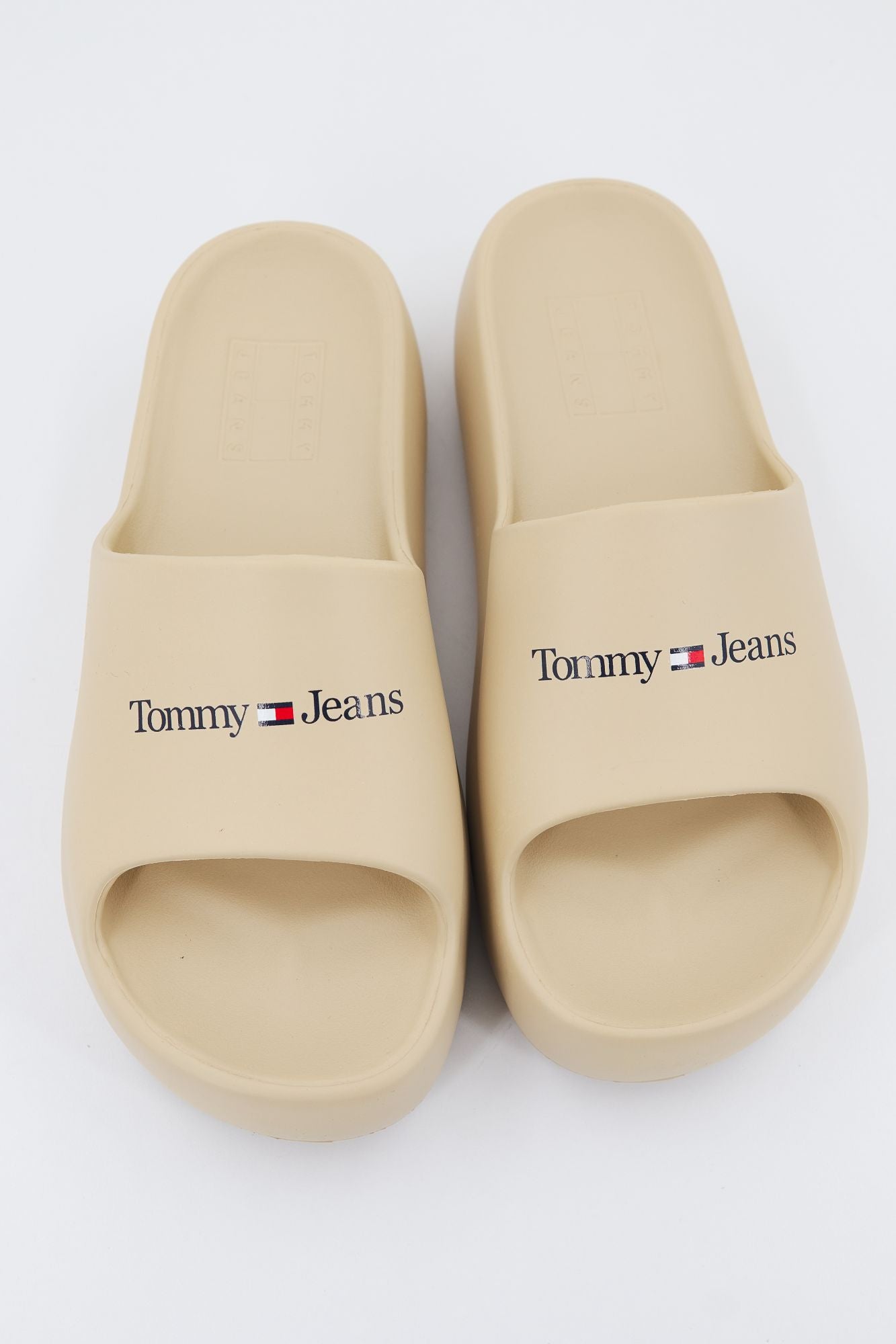 TOMMY JEANS EN0EN02134 CHUNKY FLATFORM POOL en color BEIS (1)