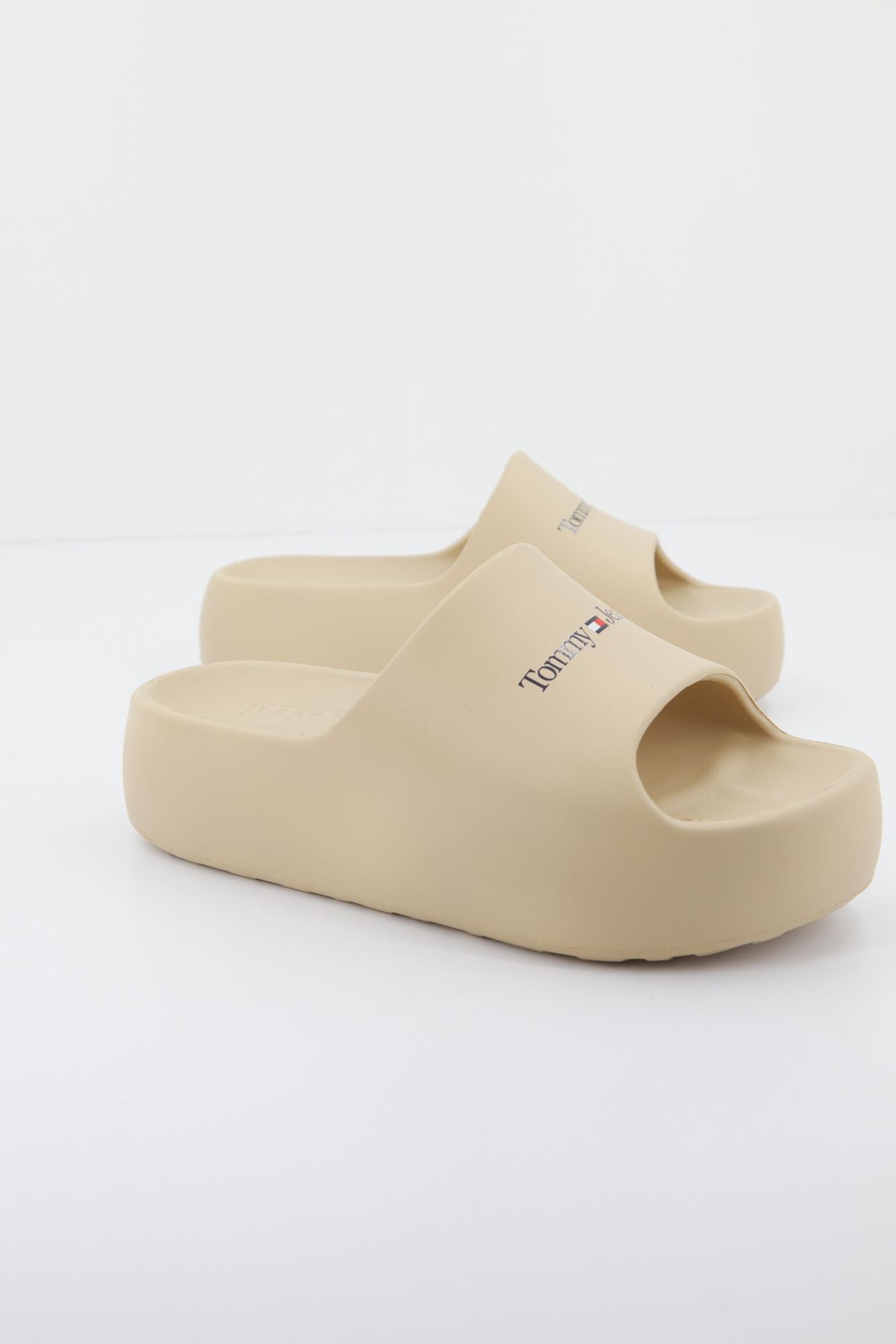 TOMMY JEANS EN0EN02134 CHUNKY FLATFORM POOL en color BEIS (2)