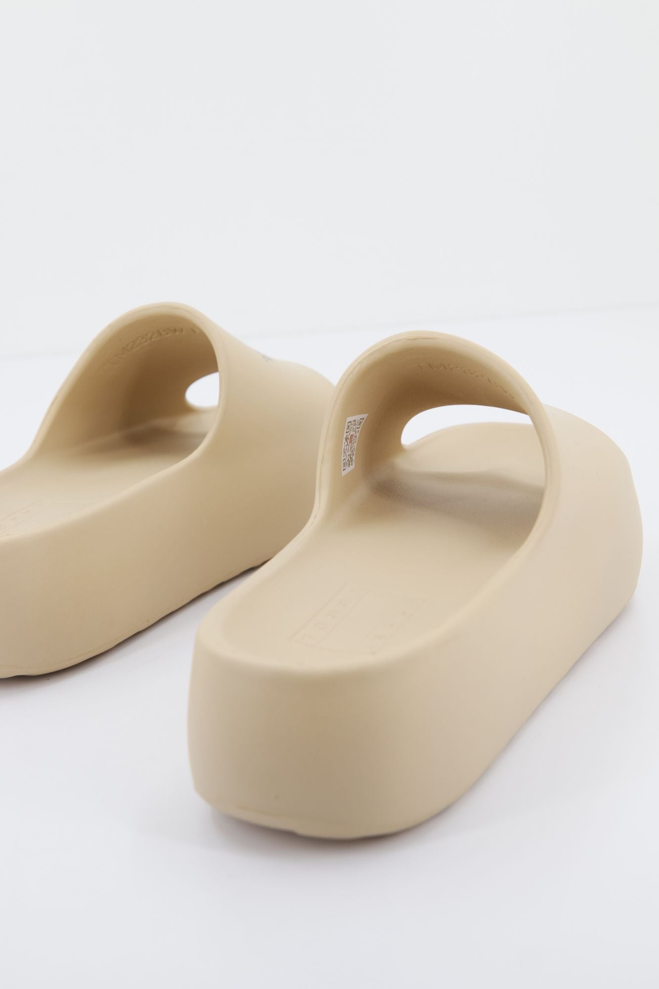 TOMMY JEANS EN0EN02134 CHUNKY FLATFORM POOL en color BEIS (3)