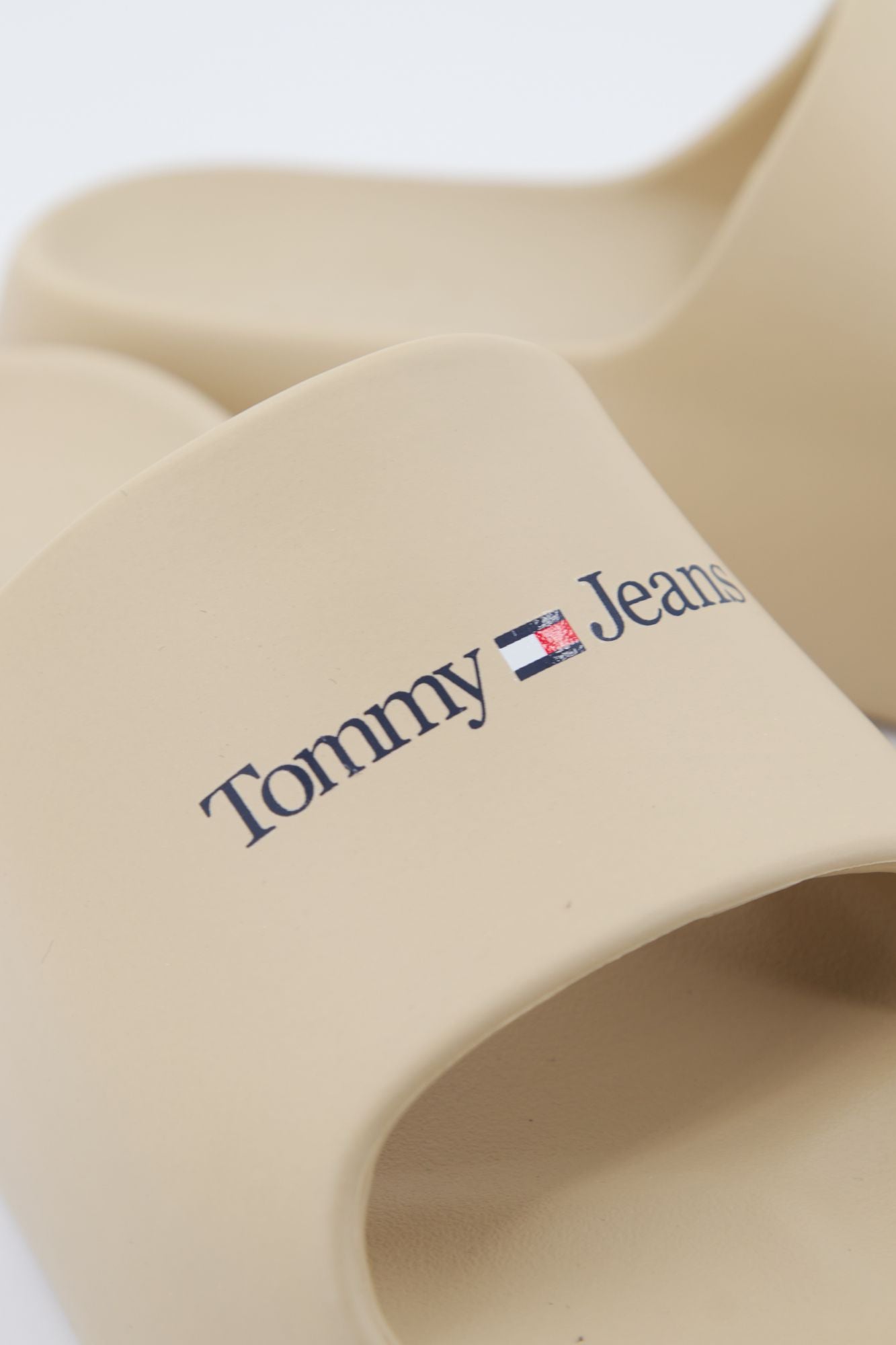 TOMMY JEANS EN0EN02134 CHUNKY FLATFORM POOL en color BEIS (4)