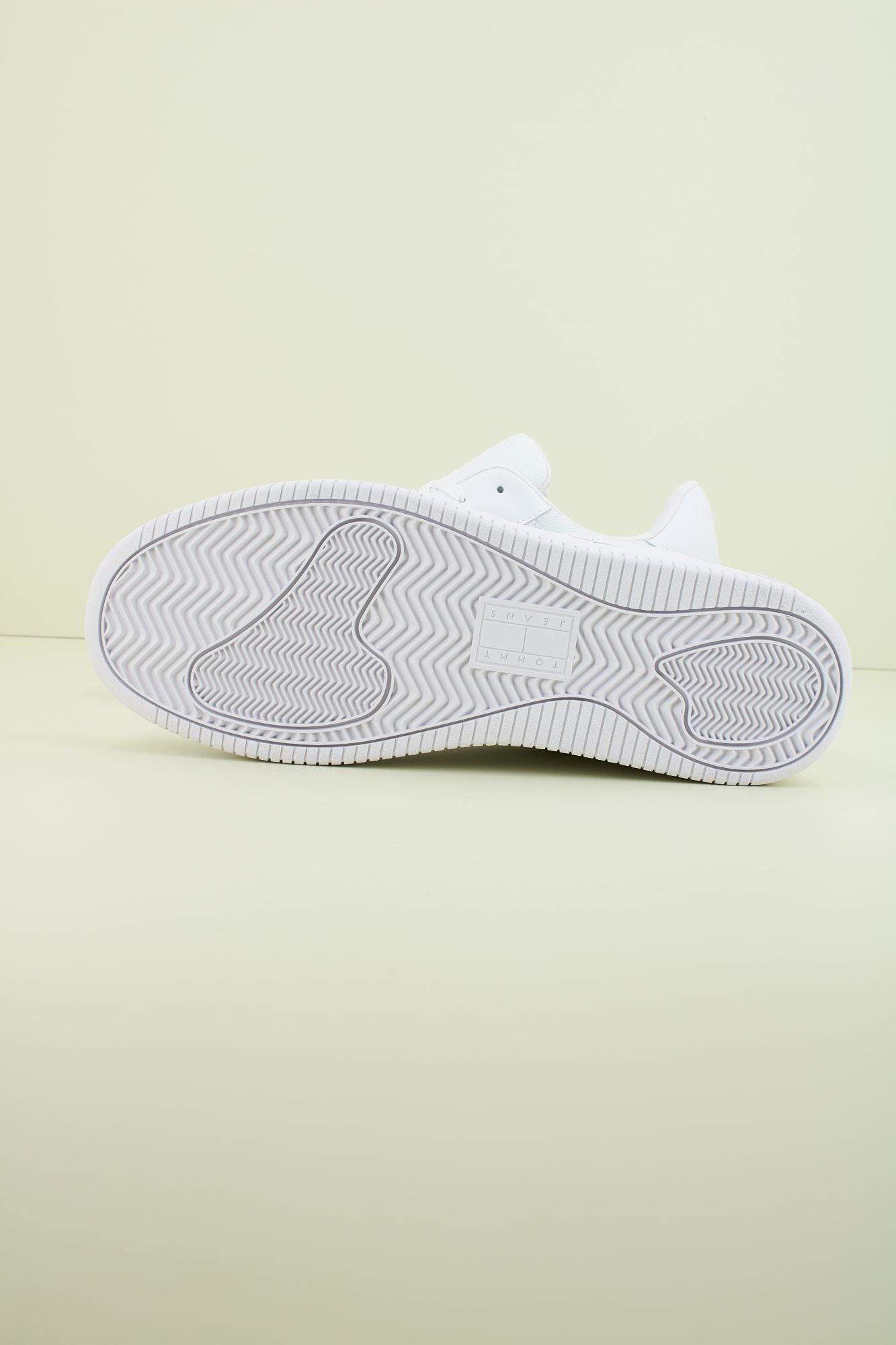 TOMMY JEANS TJM RETRO BASKET en color BLANCO (4)