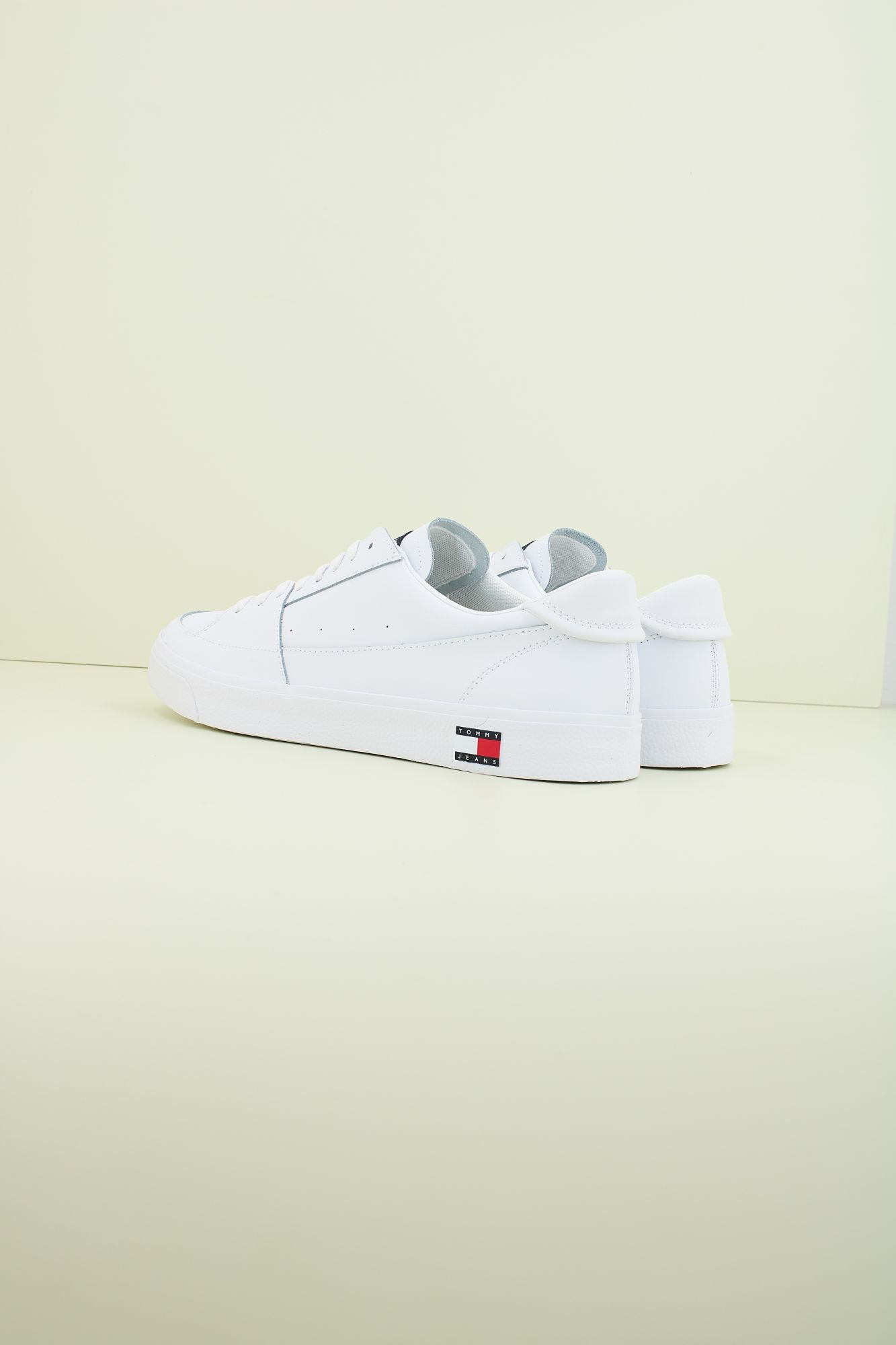 TOMMY JEANS TJM VULCANIZED ESS en color BLANCO (3)
