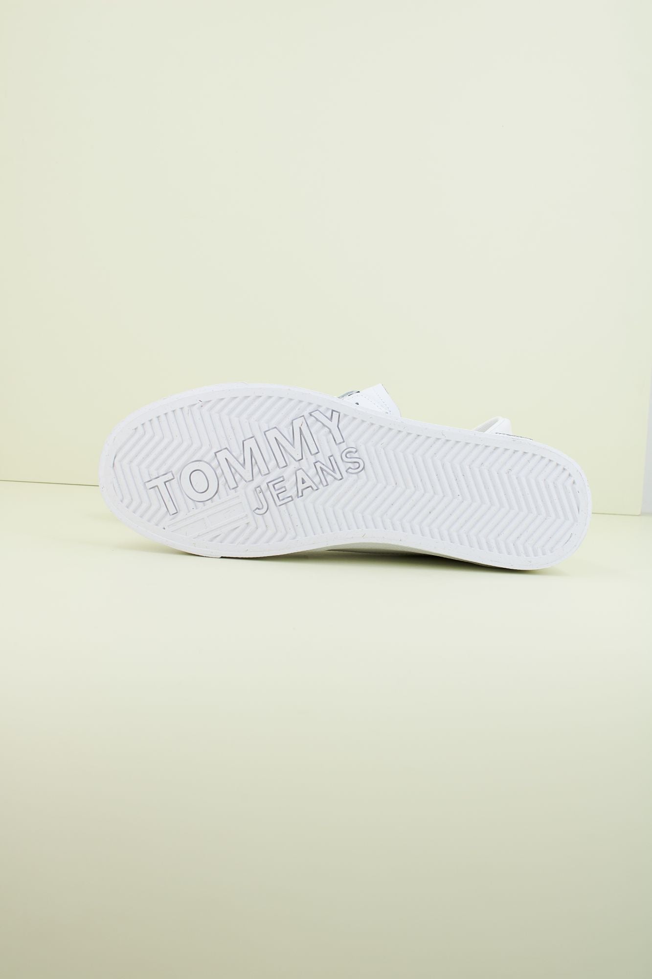 TOMMY JEANS TJM VULCANIZED ESS en color BLANCO (4)