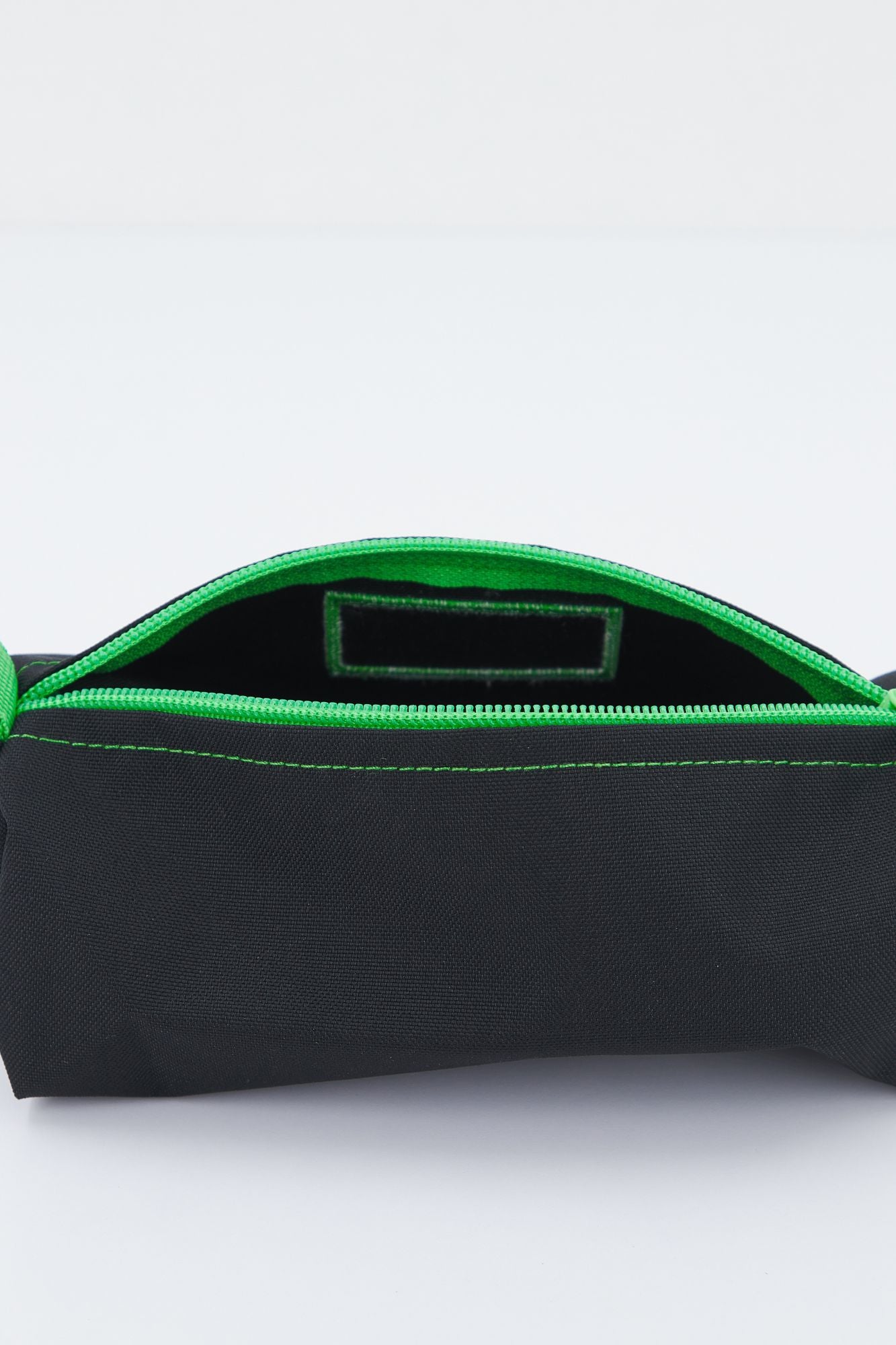 EASTPAK BENCHMARK SINGLE en color NEGRO (4)