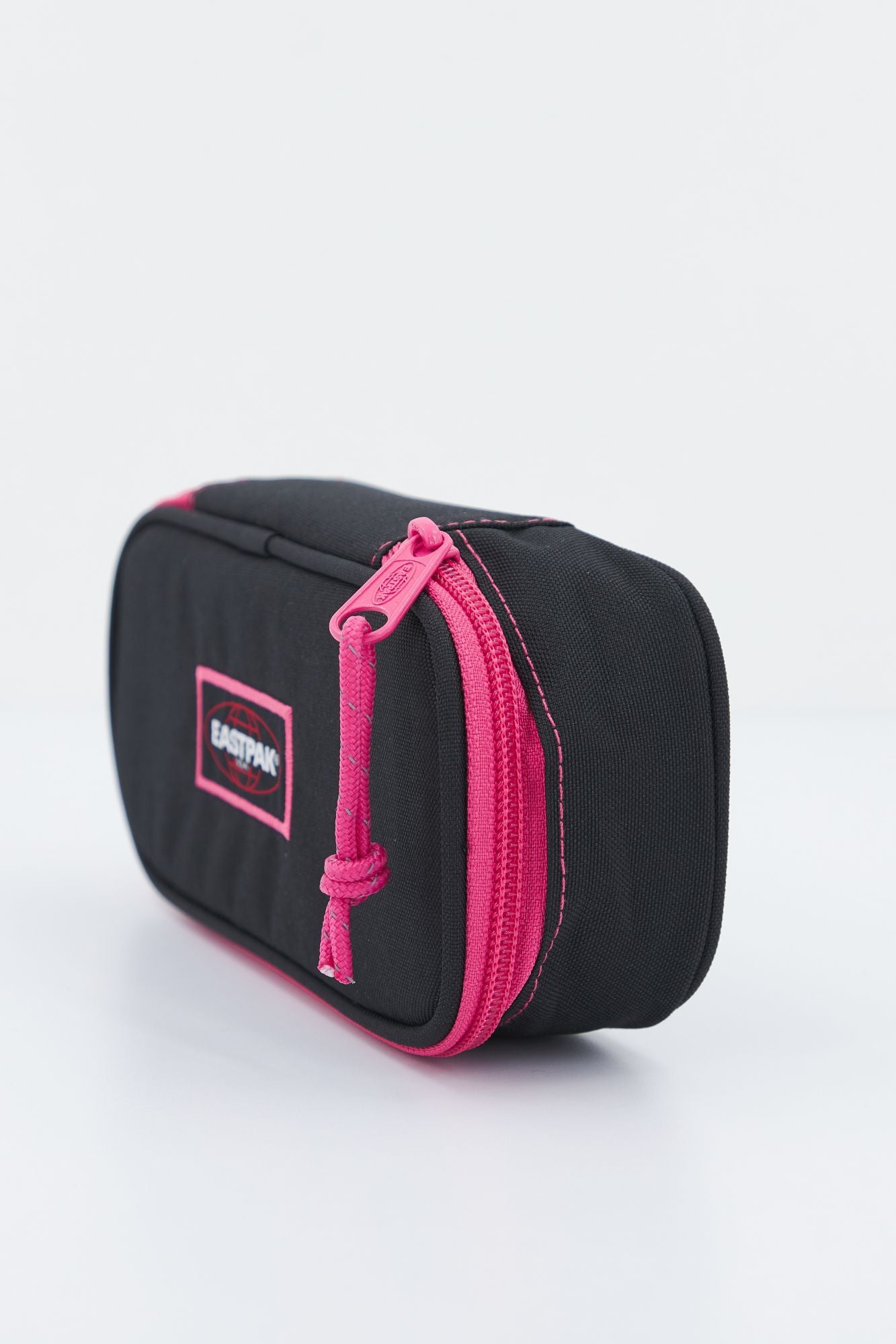 EASTPAK OVAL SINGLE en color NEGRO (2)