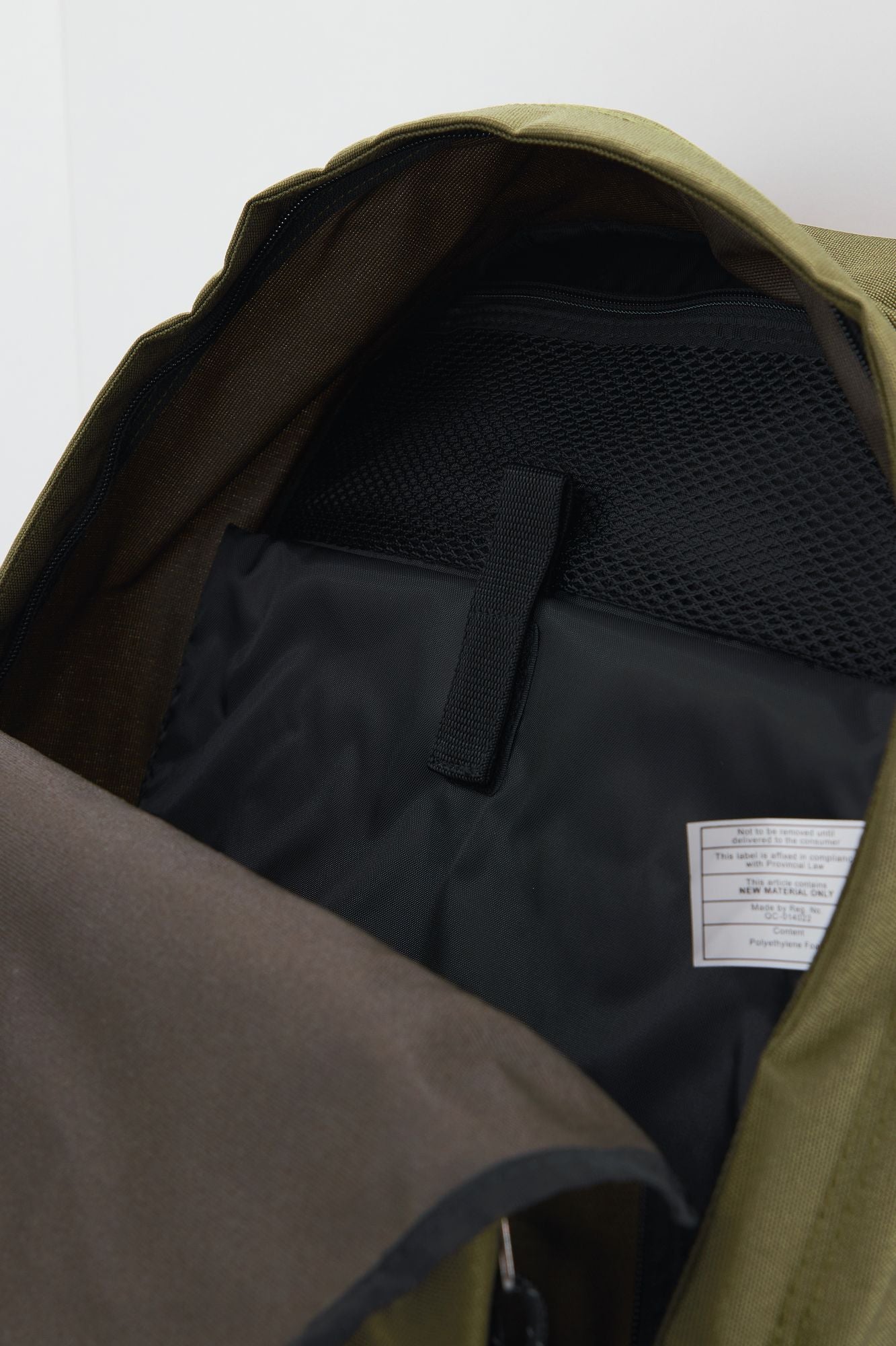 EASTPAK OUT OF OFFICE en color VERDE (4)