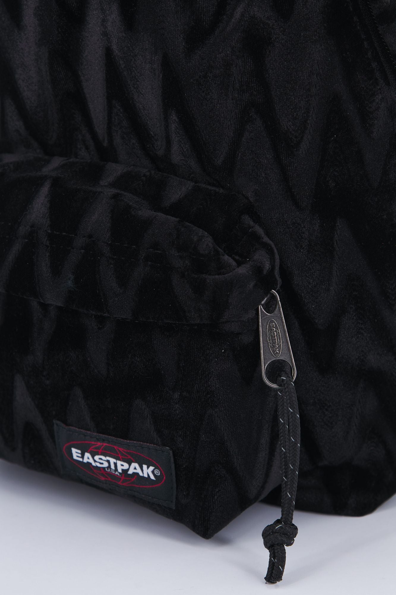 EASTPAK ORBIT en color NEGRO (4)