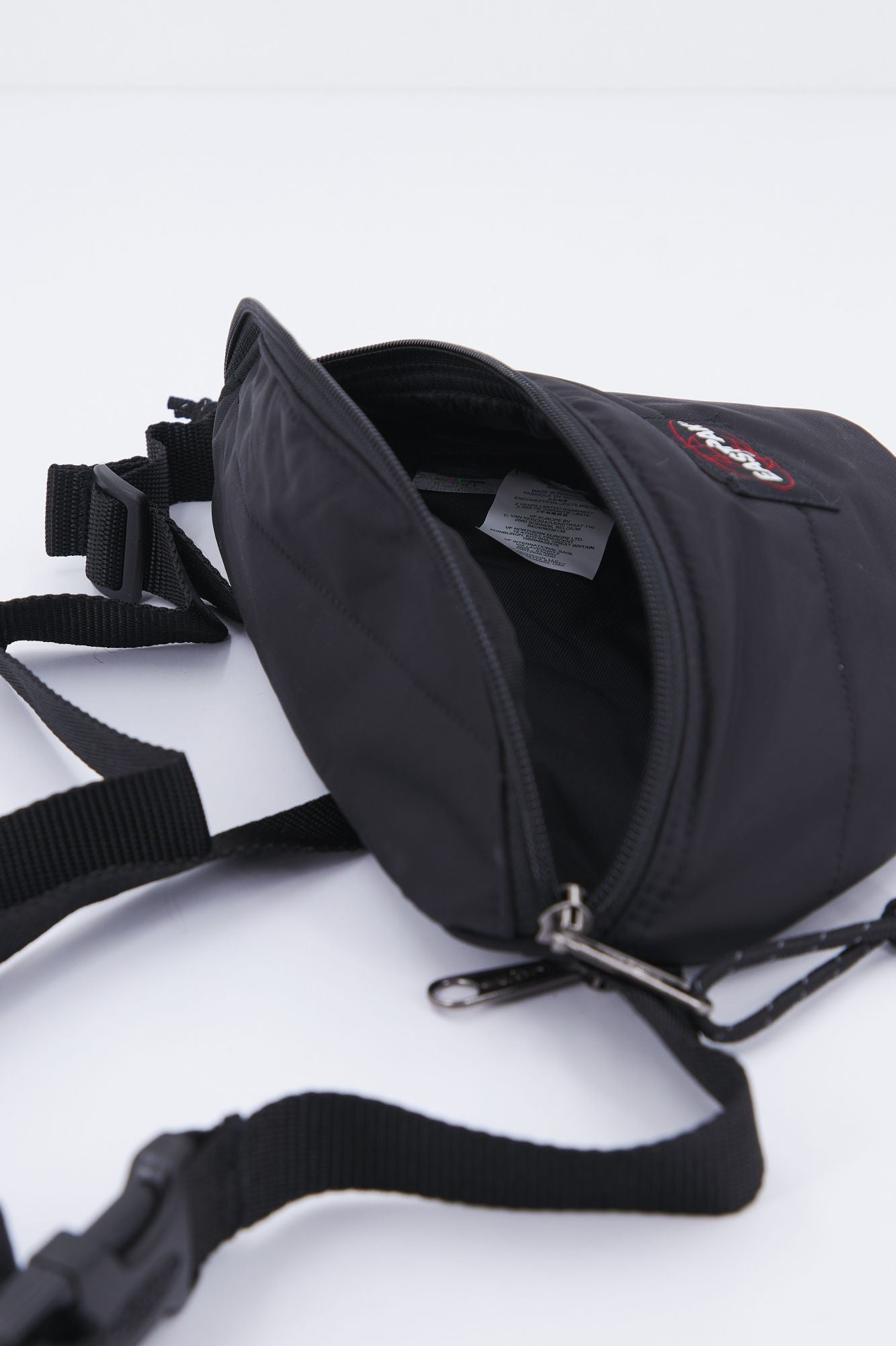 EASTPAK SPRINGER en color NEGRO (4)