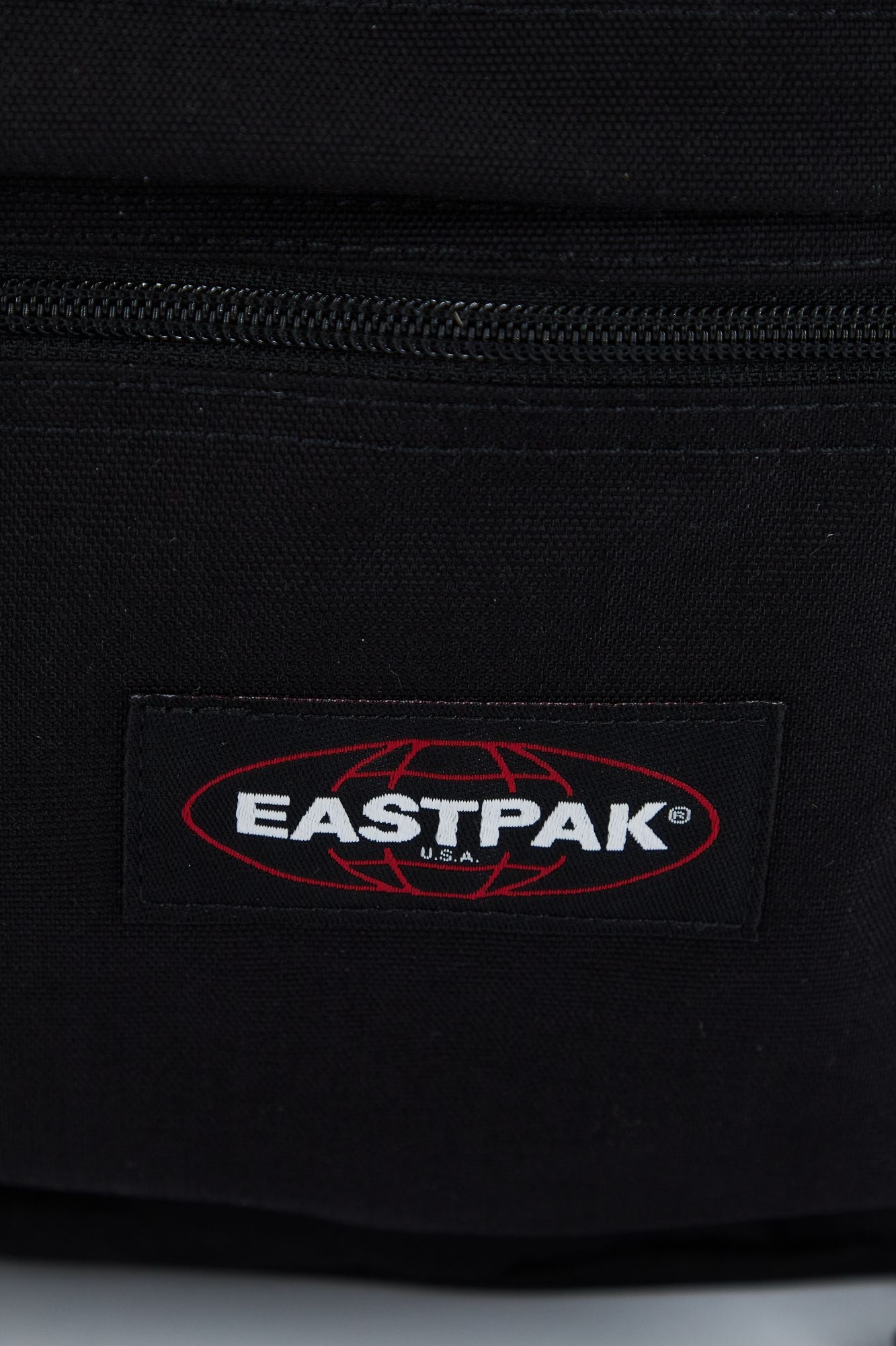 EASTPAK OFFICE ZIPPL'R en color NEGRO (4)