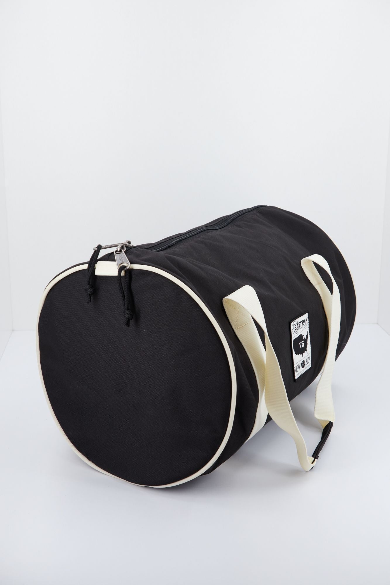EASTPAK EK20B13N en color NEGRO (2)