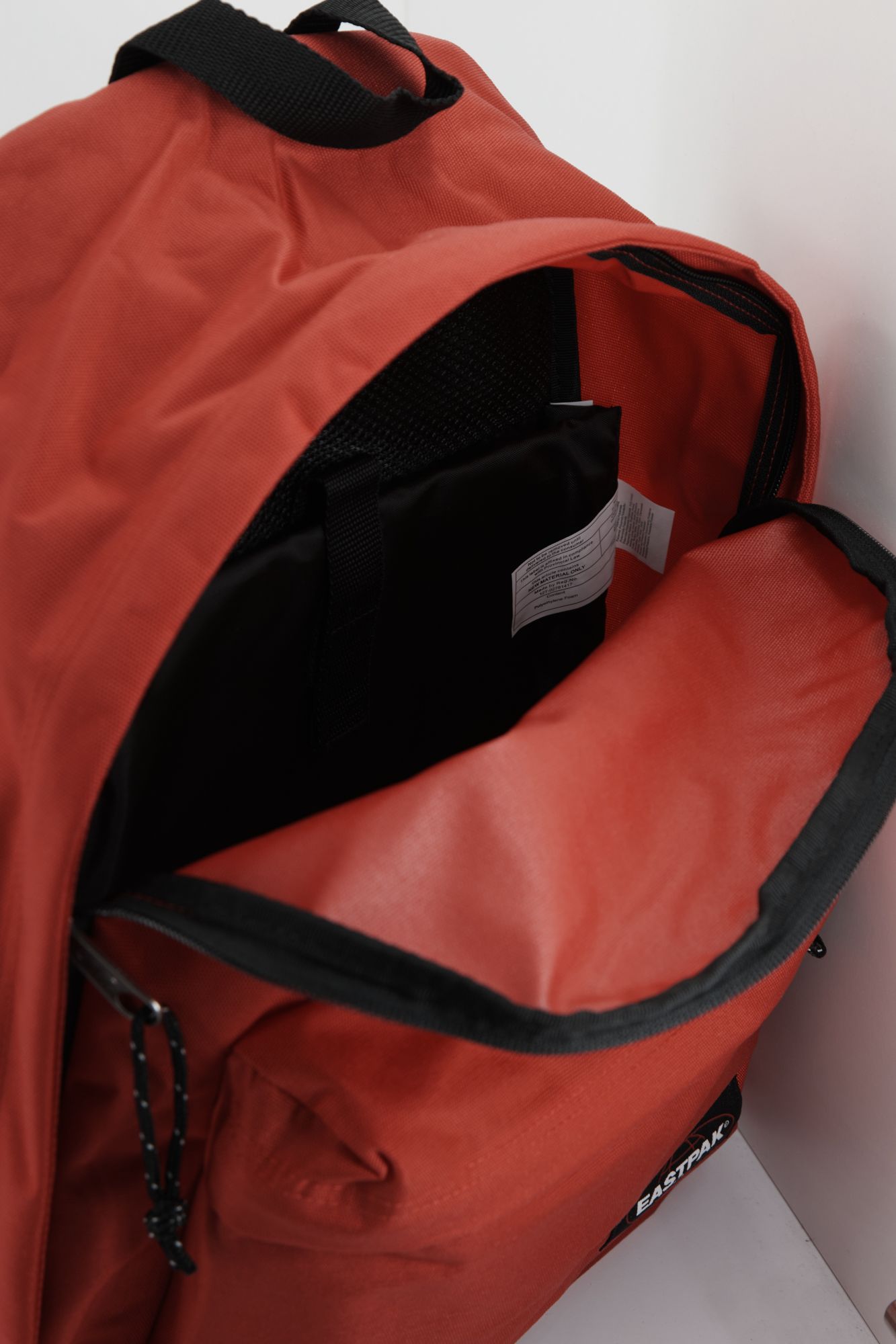 EASTPAK OUT OF OFFICE en color ROJO (4)