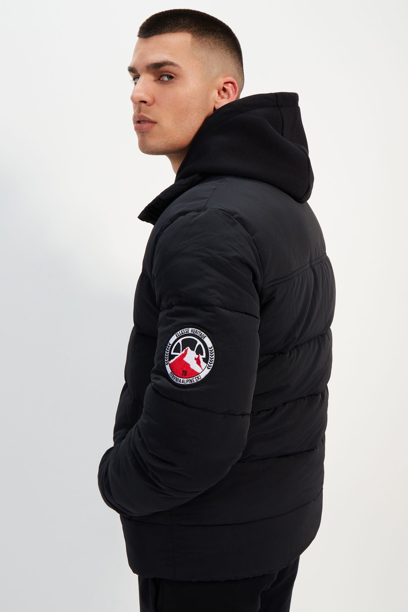 ELLESSE NEBULA PADDED JACKET en color NEGRO (3)